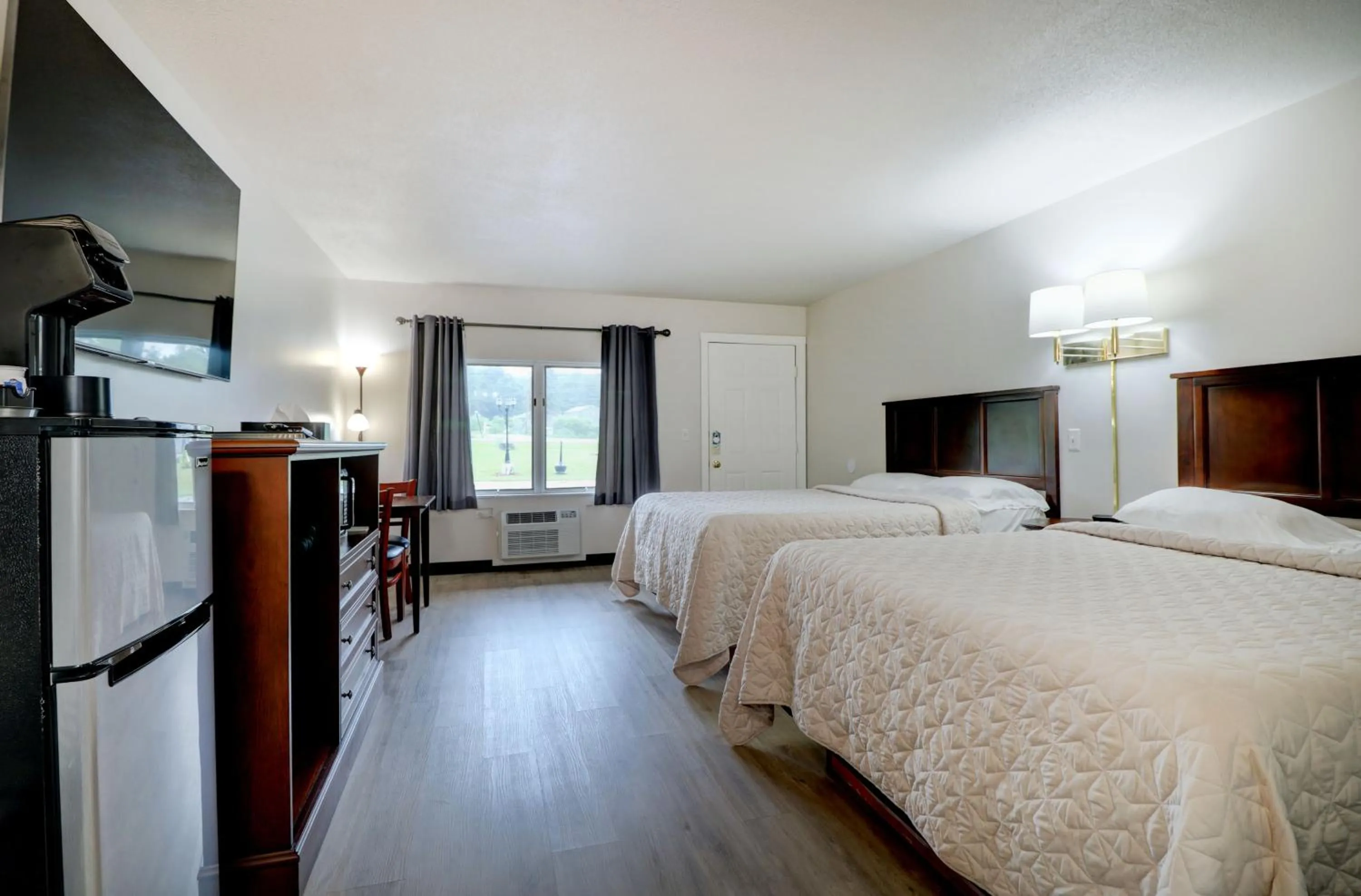 Bedroom, Bed in Canaan Motel