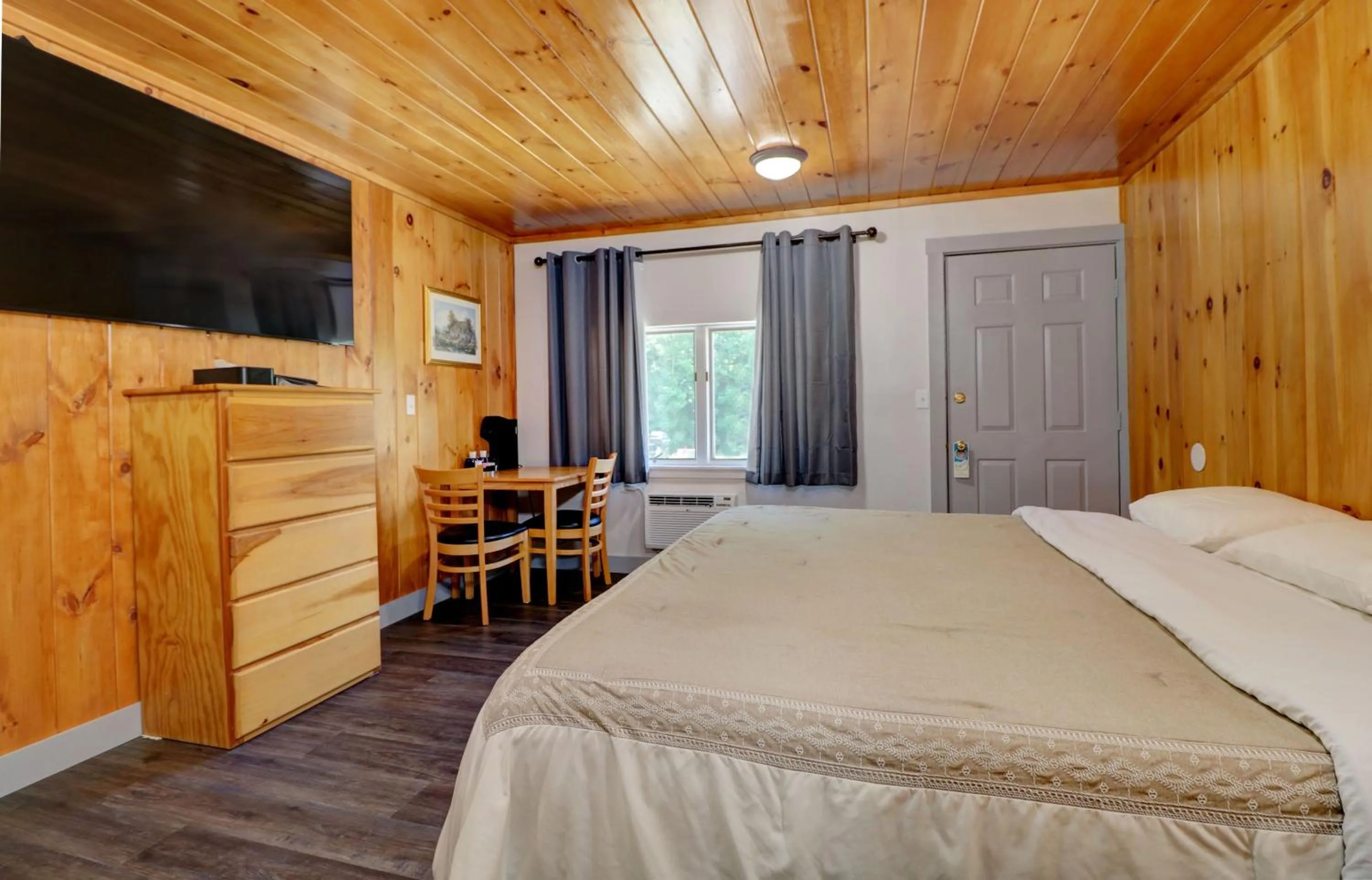 Bedroom, Bed in Canaan Motel