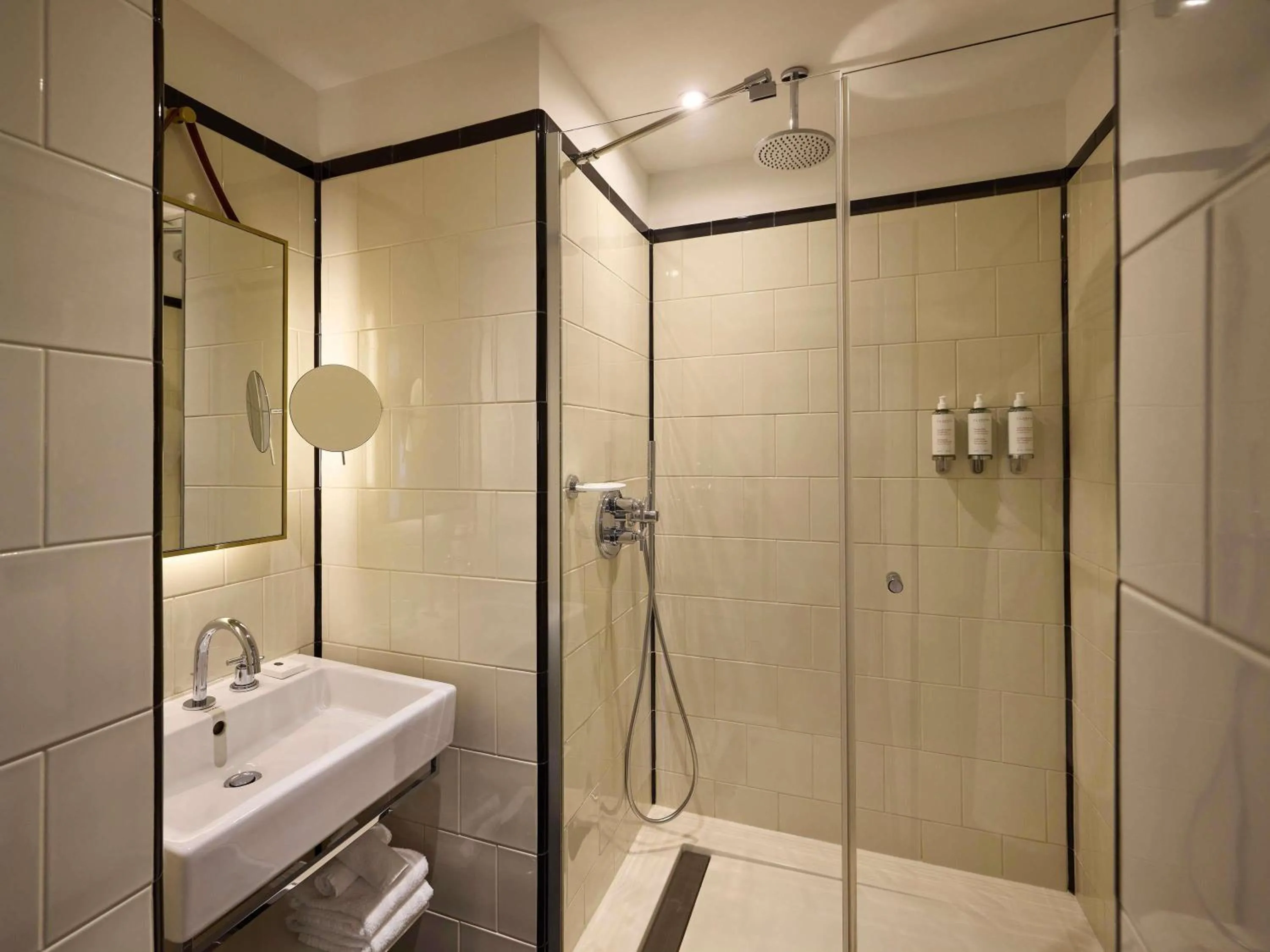 Bedroom in l'Echiquier Opéra Hotel Paris - MGallery Collection