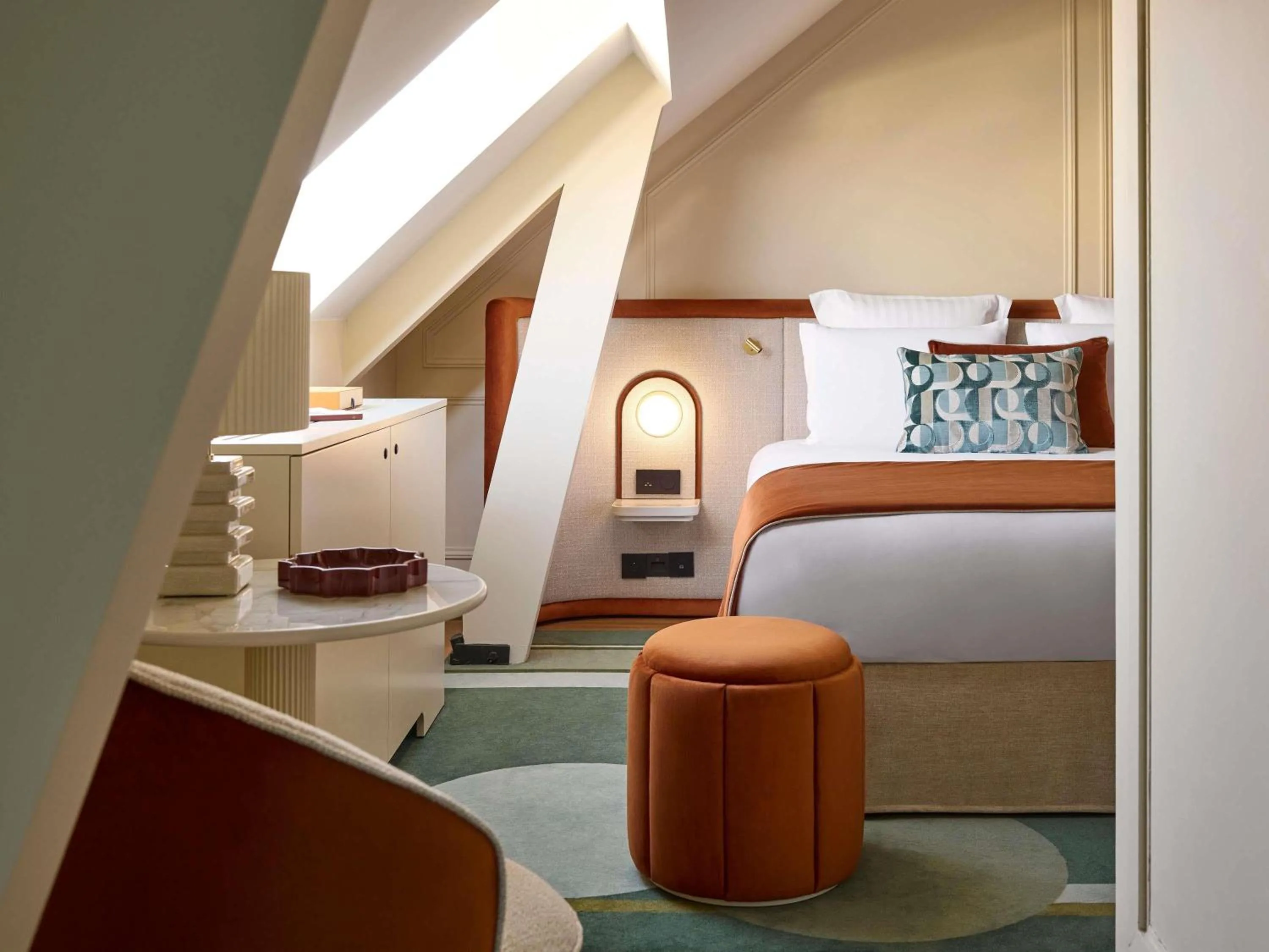 Bedroom, Bed in l'Echiquier Opéra Hotel Paris - MGallery Collection