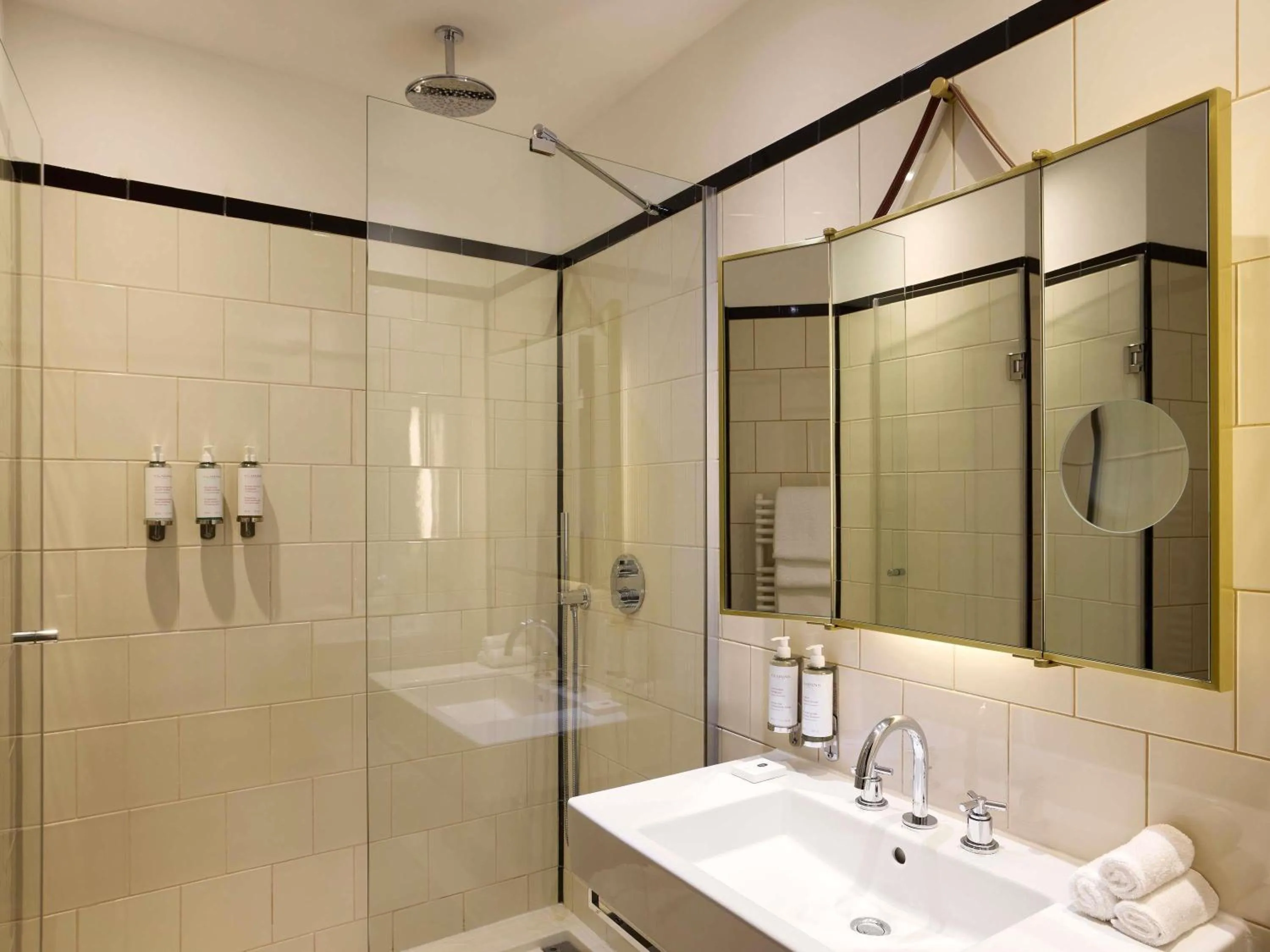 Bedroom in l'Echiquier Opéra Hotel Paris - MGallery Collection