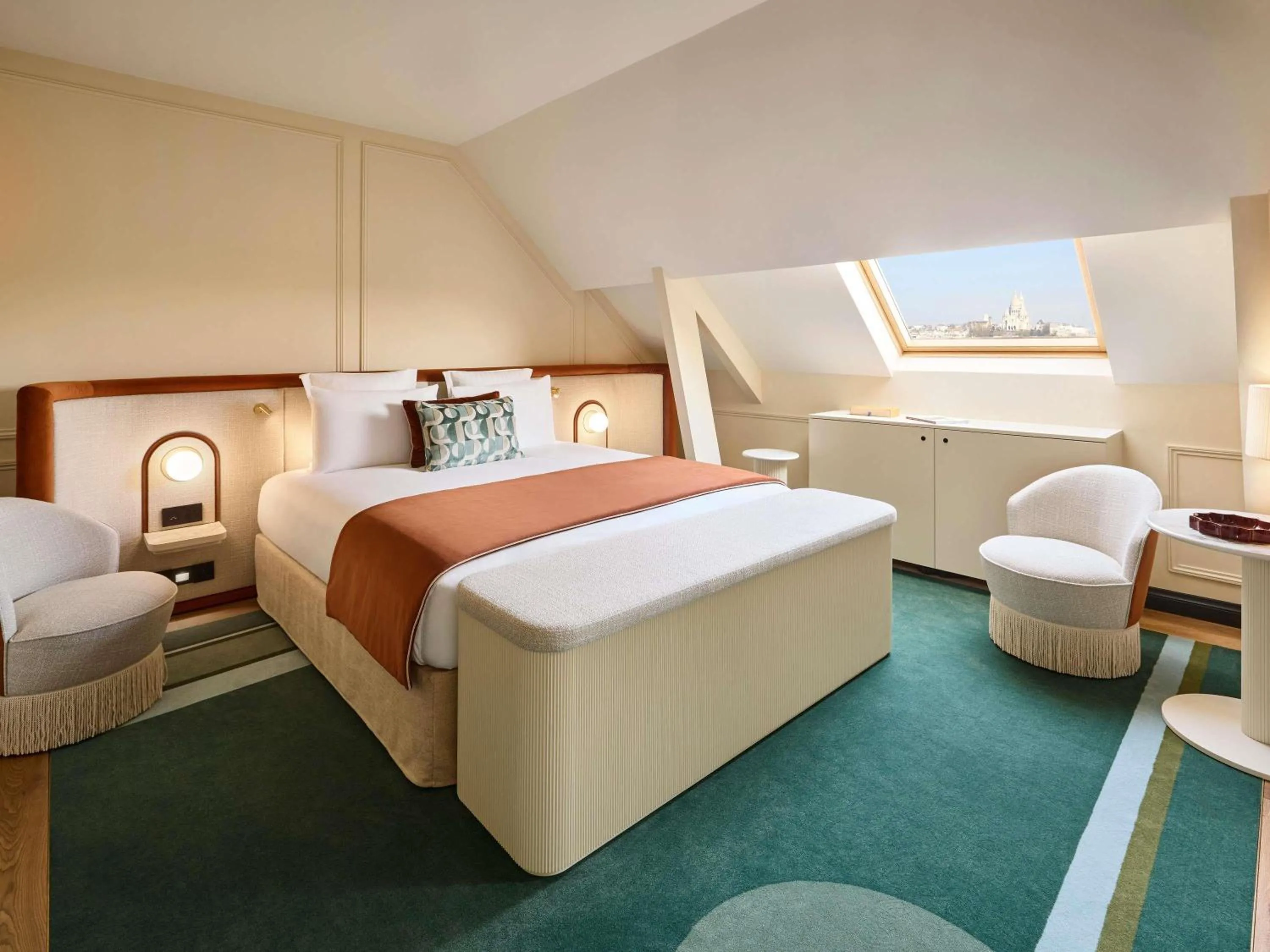 Bedroom, Bed in l'Echiquier Opéra Hotel Paris - MGallery Collection