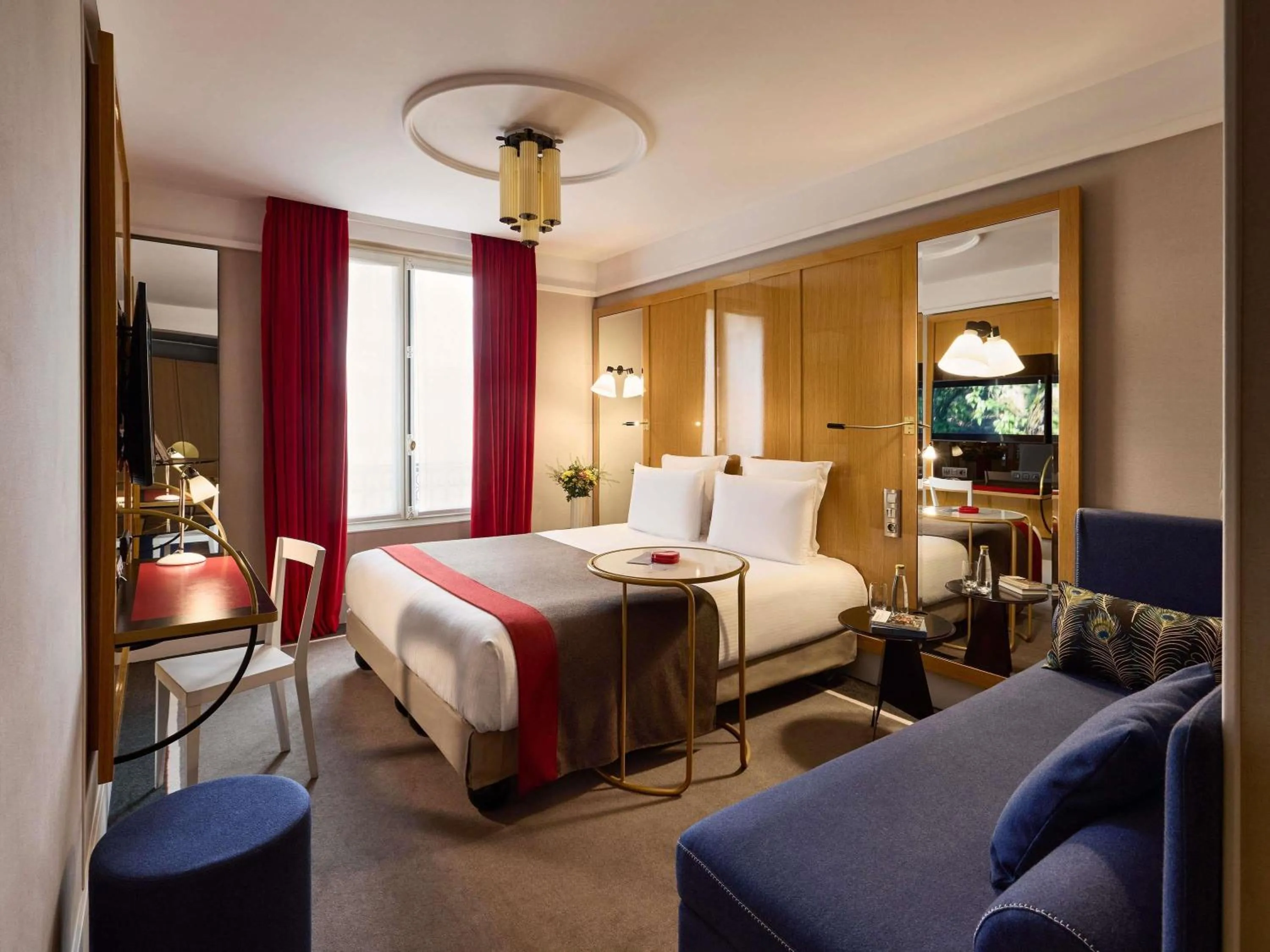 Bedroom, Bed in l'Echiquier Opéra Hotel Paris - MGallery Collection