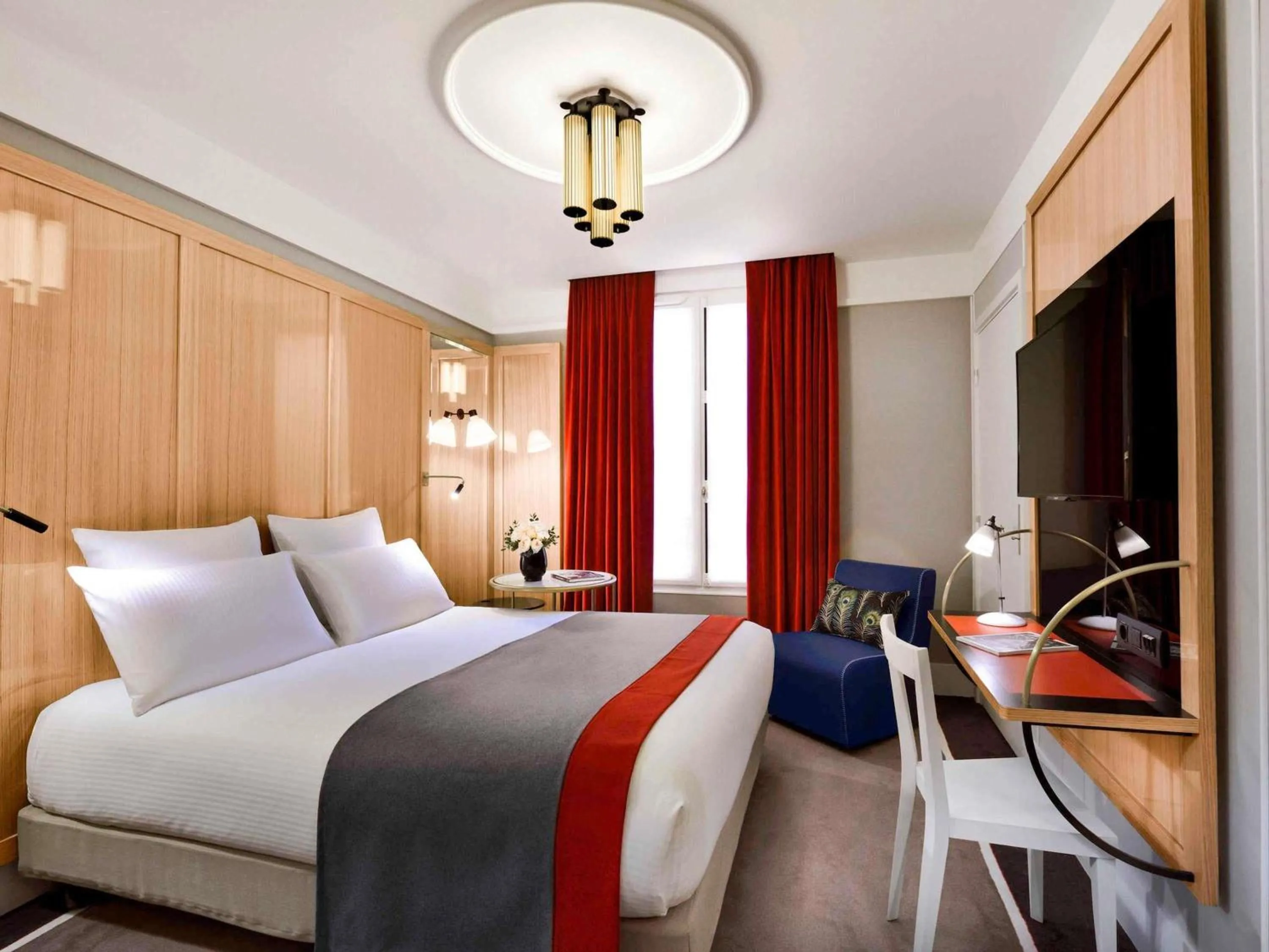 Bedroom, Bed in l'Echiquier Opéra Hotel Paris - MGallery Collection