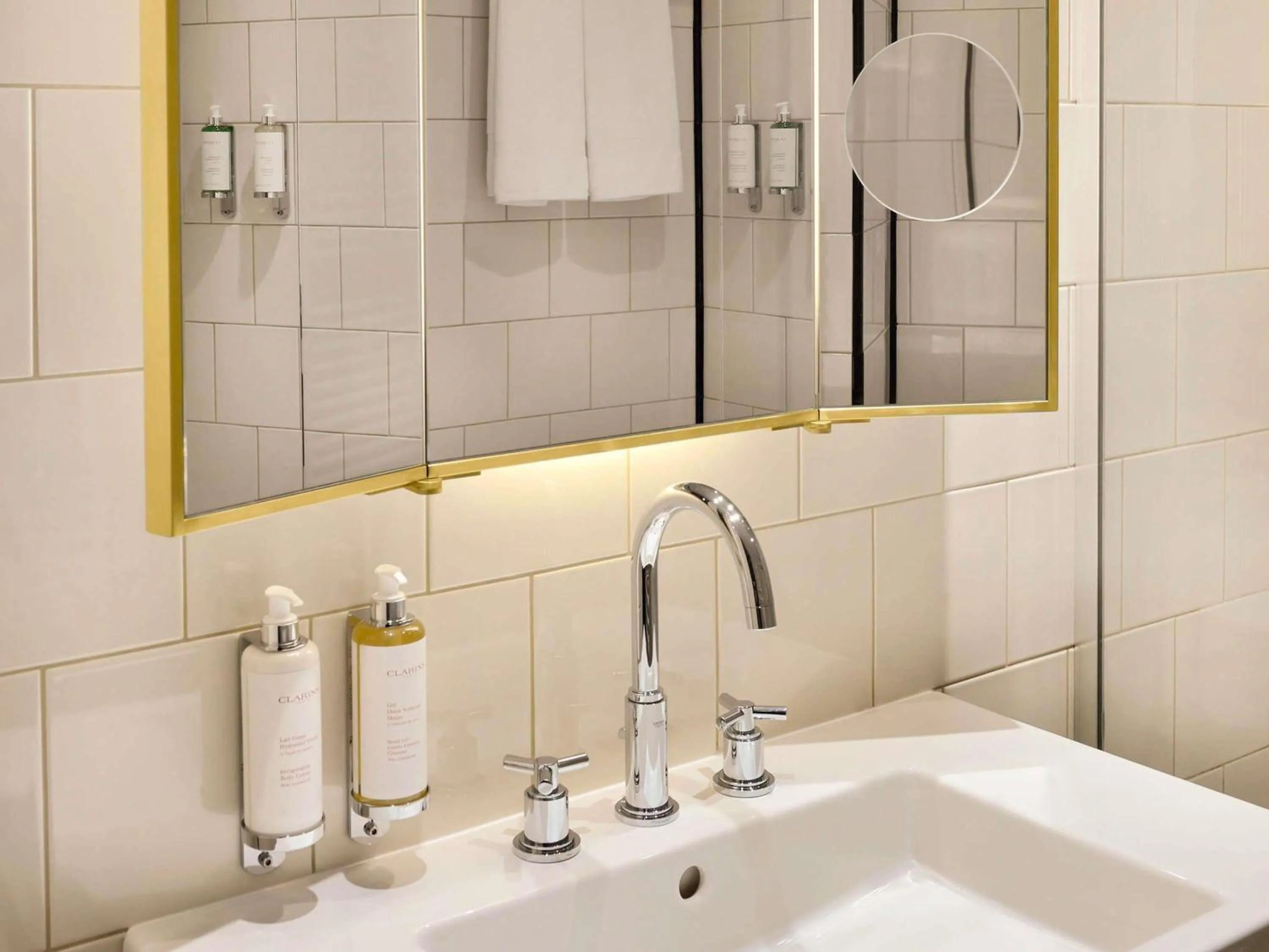 Bedroom in l'Echiquier Opéra Hotel Paris - MGallery Collection