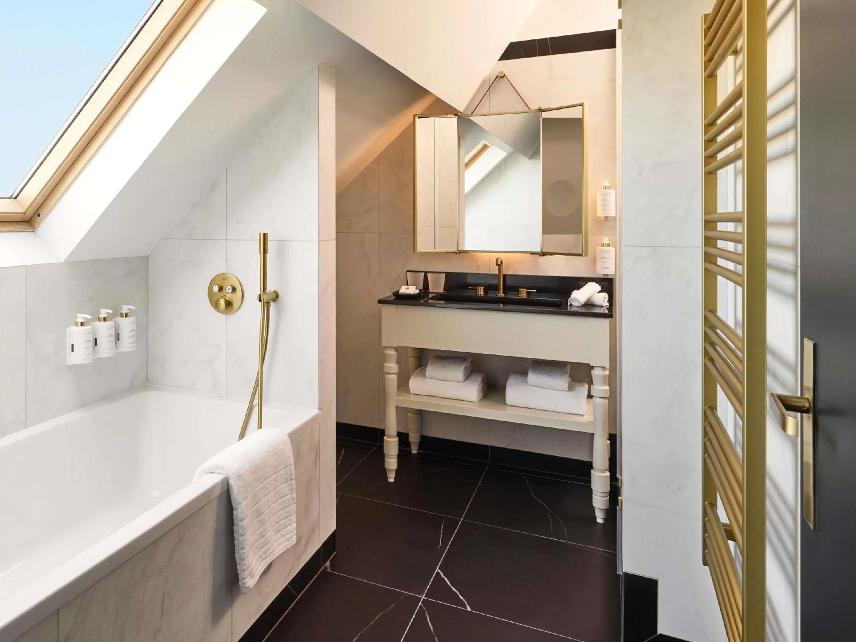 Bedroom in l'Echiquier Opéra Hotel Paris - MGallery Collection