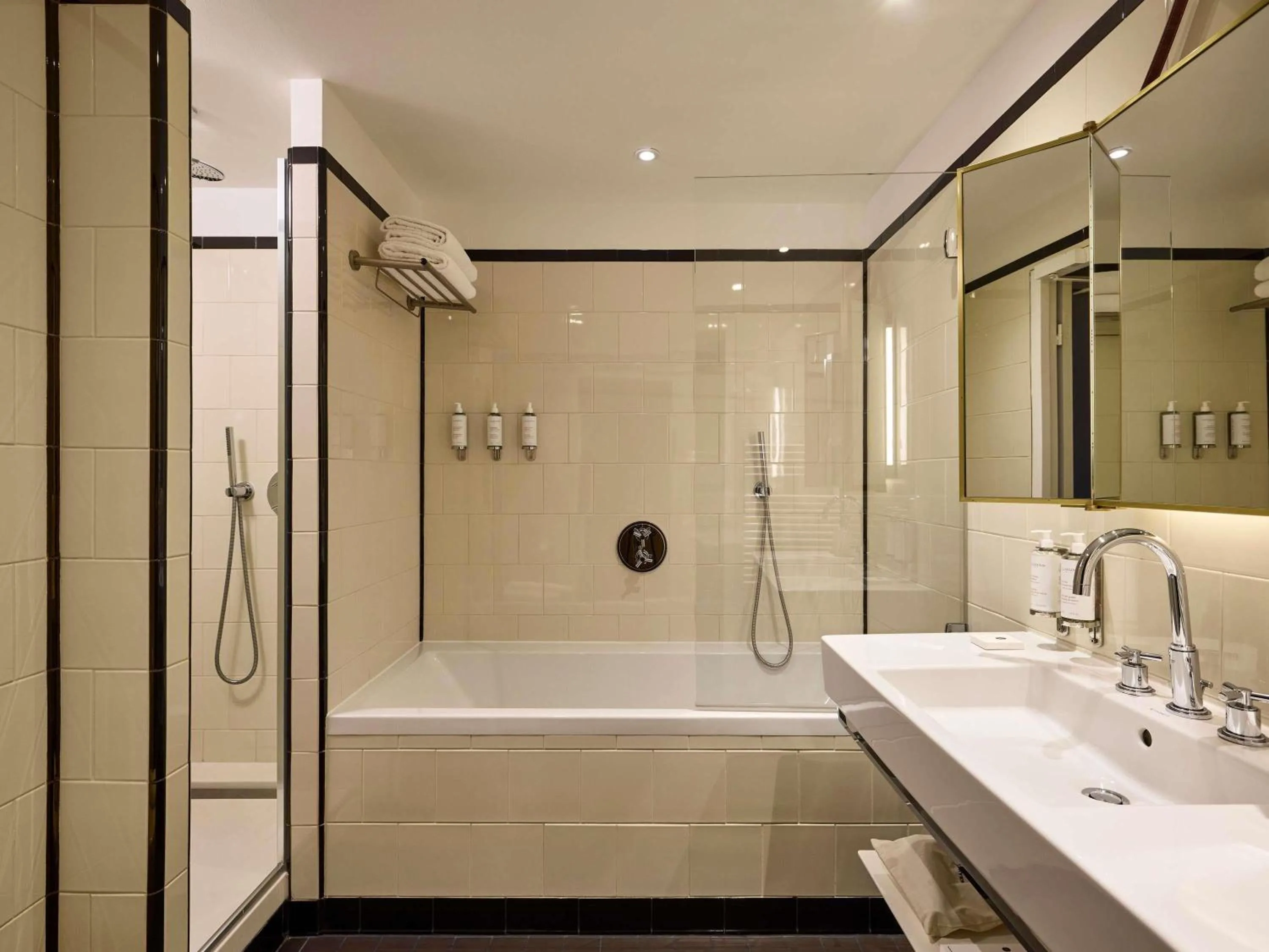 Bedroom in l'Echiquier Opéra Hotel Paris - MGallery Collection