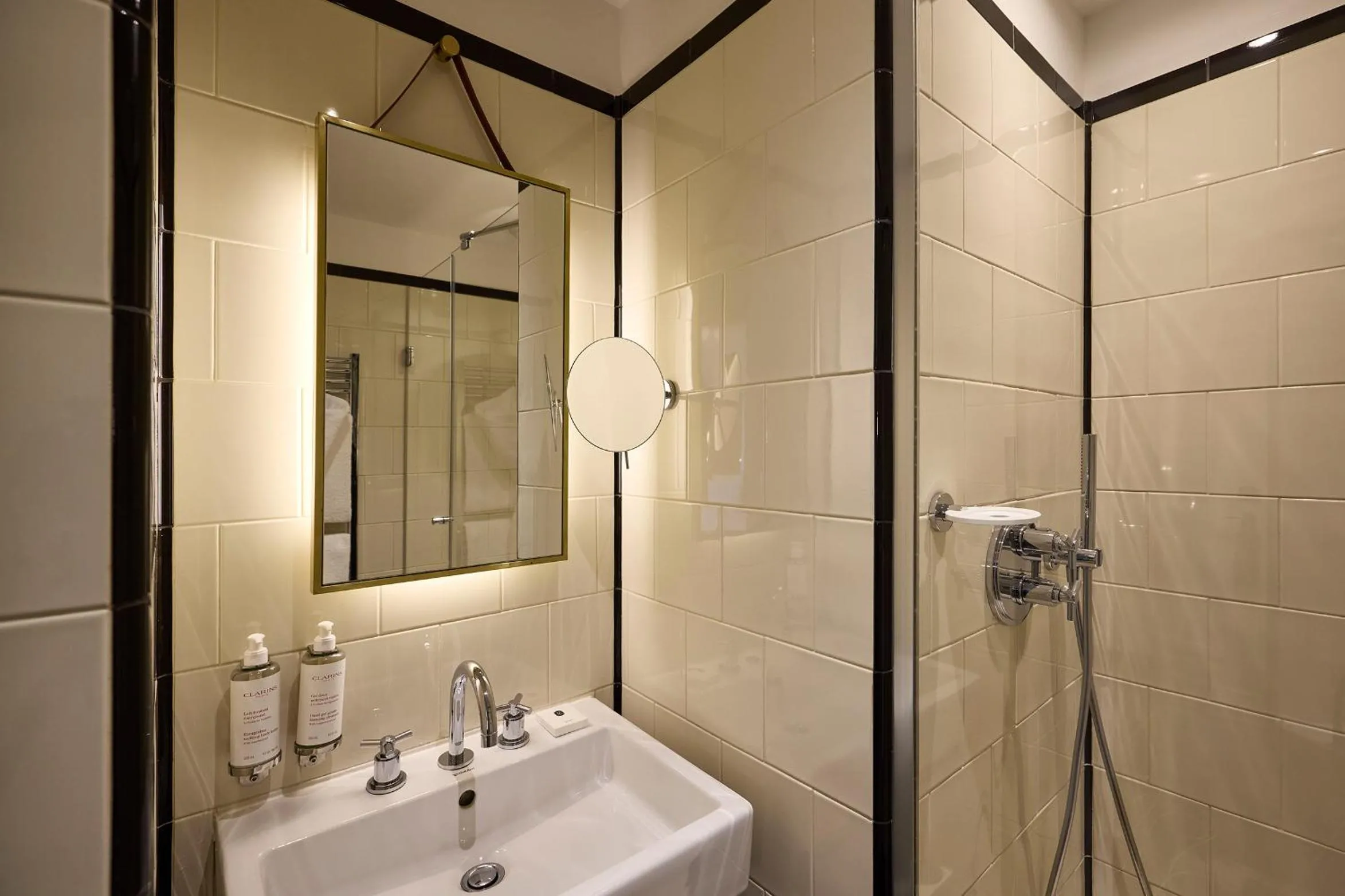 Shower in l'Echiquier Opéra Hotel Paris - MGallery Collection