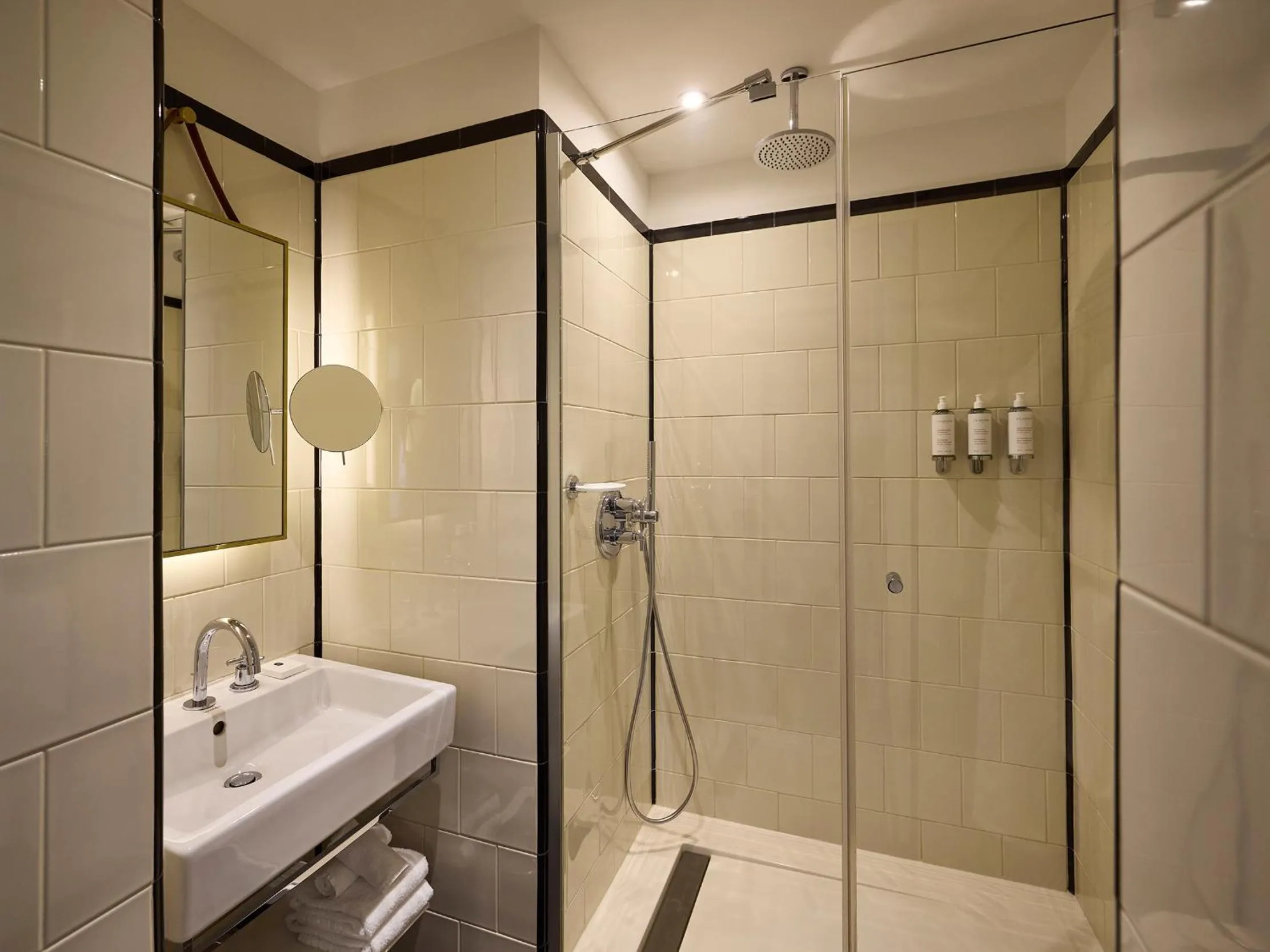 Bathroom in l'Echiquier Opéra Hotel Paris - MGallery Collection
