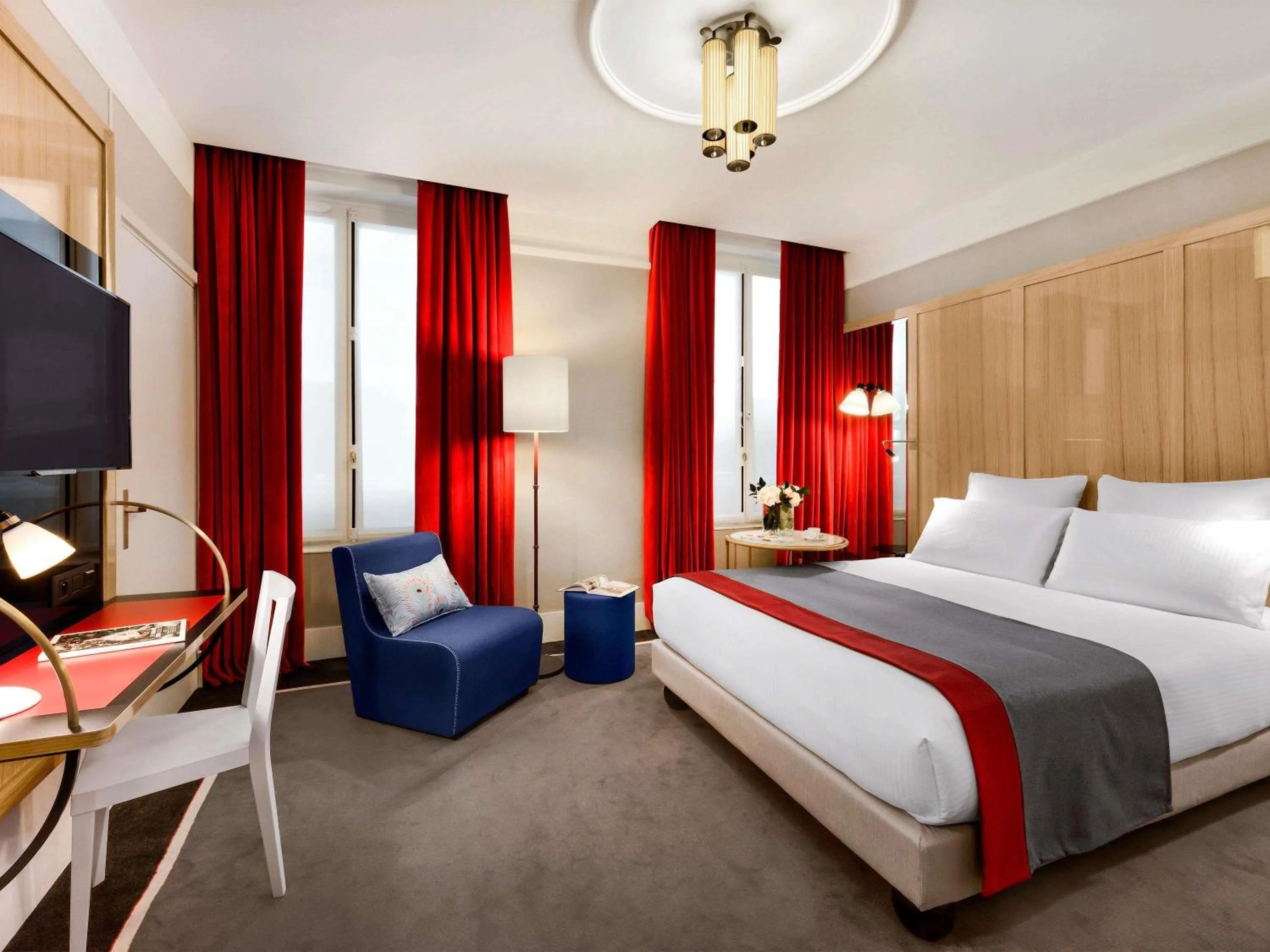 Bedroom, Bed in l'Echiquier Opéra Hotel Paris - MGallery Collection