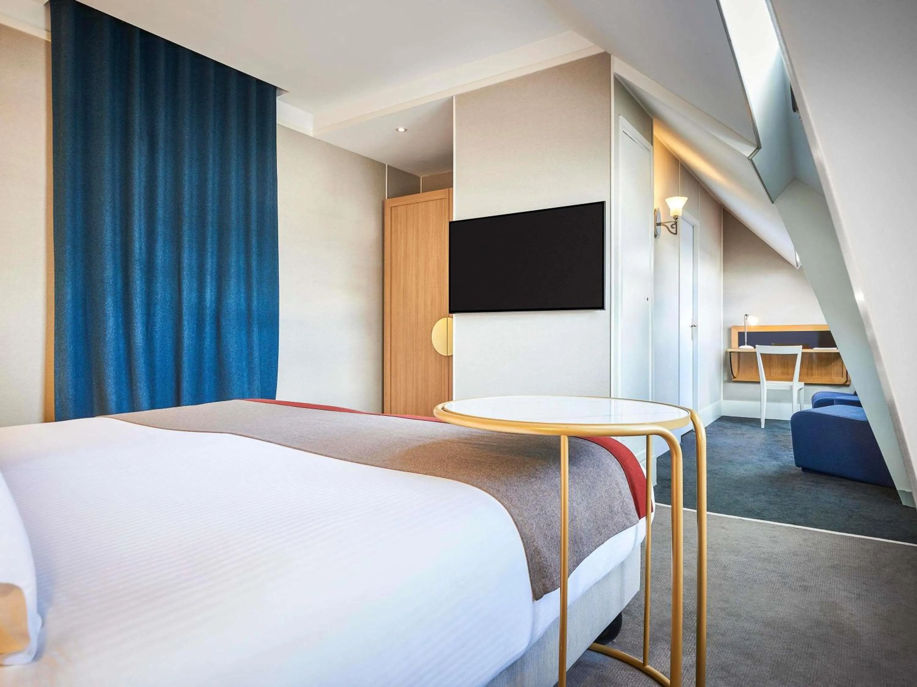 Bedroom, Bed in l'Echiquier Opéra Hotel Paris - MGallery Collection