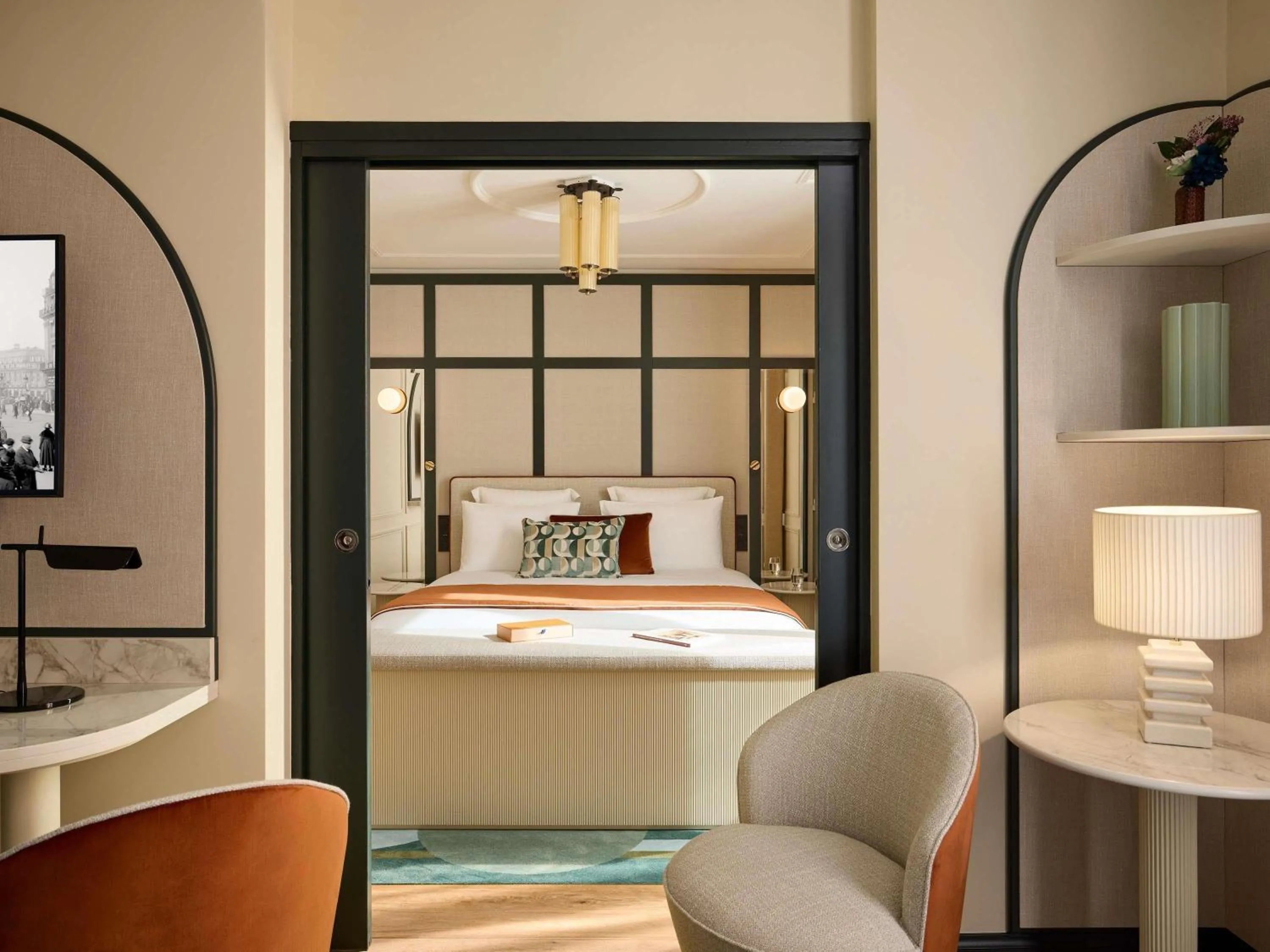 Bedroom, Bed in l'Echiquier Opéra Hotel Paris - MGallery Collection