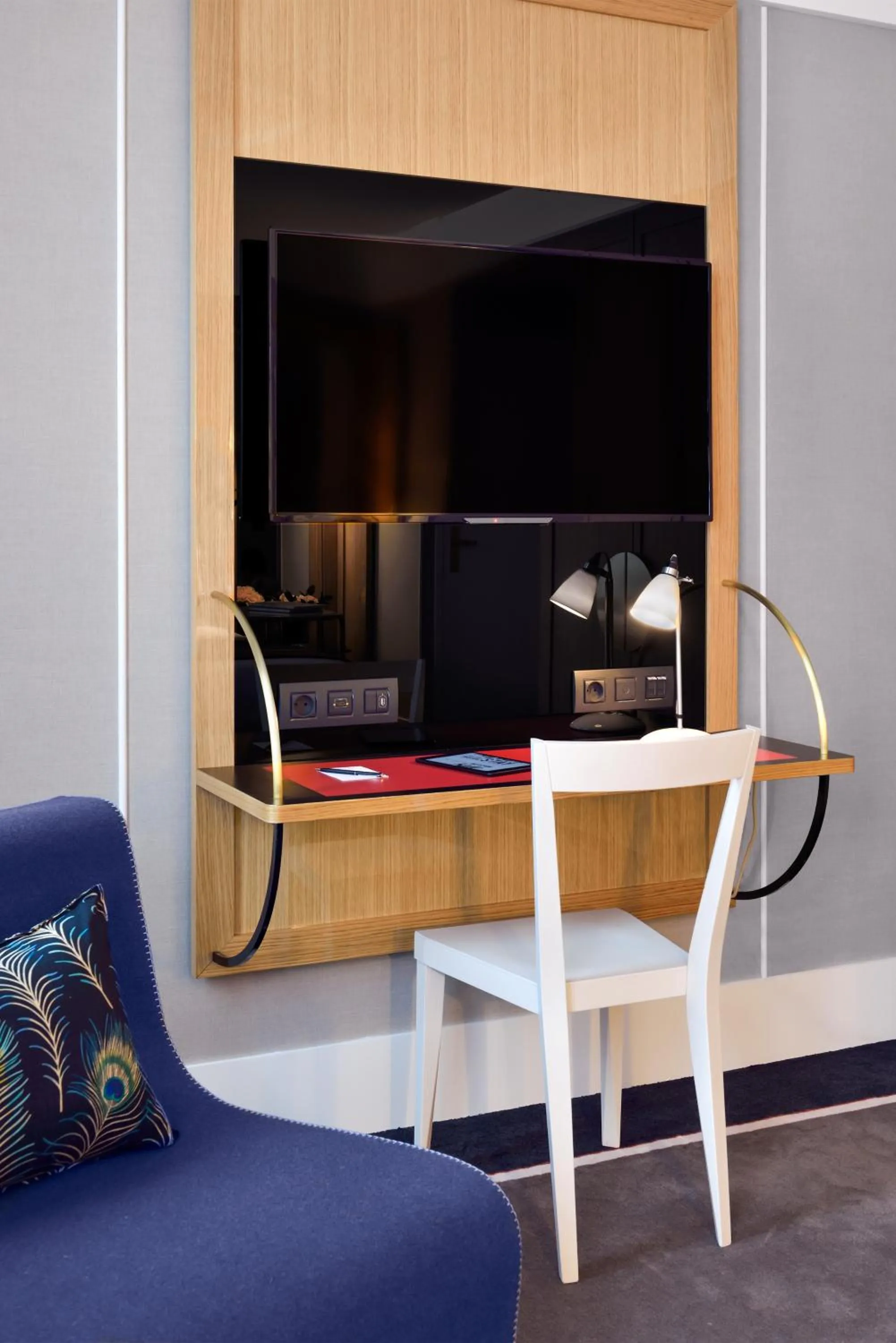 TV and multimedia in l'Echiquier Opéra Hotel Paris - MGallery Collection