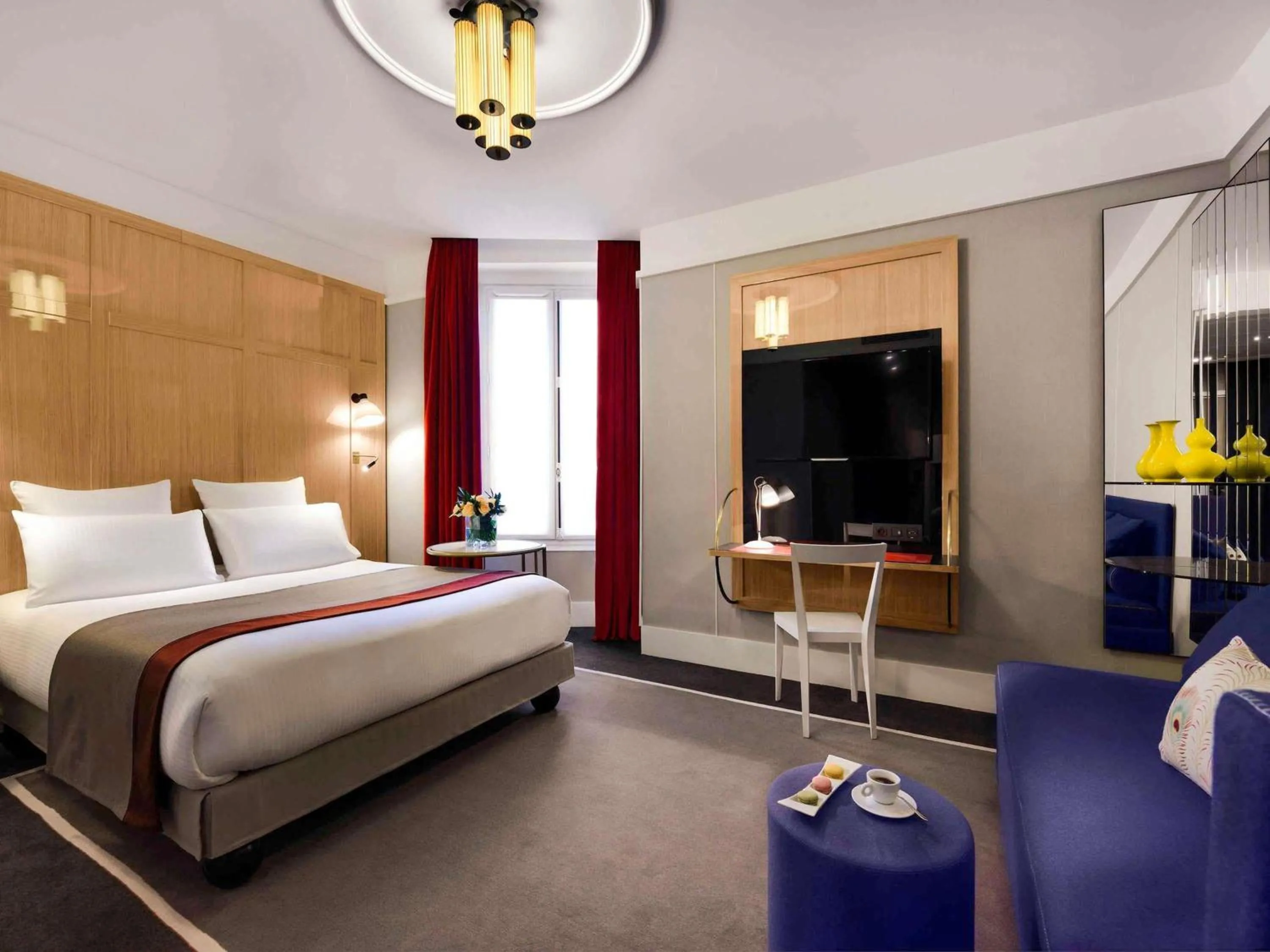 Bedroom, Bed in l'Echiquier Opéra Hotel Paris - MGallery Collection