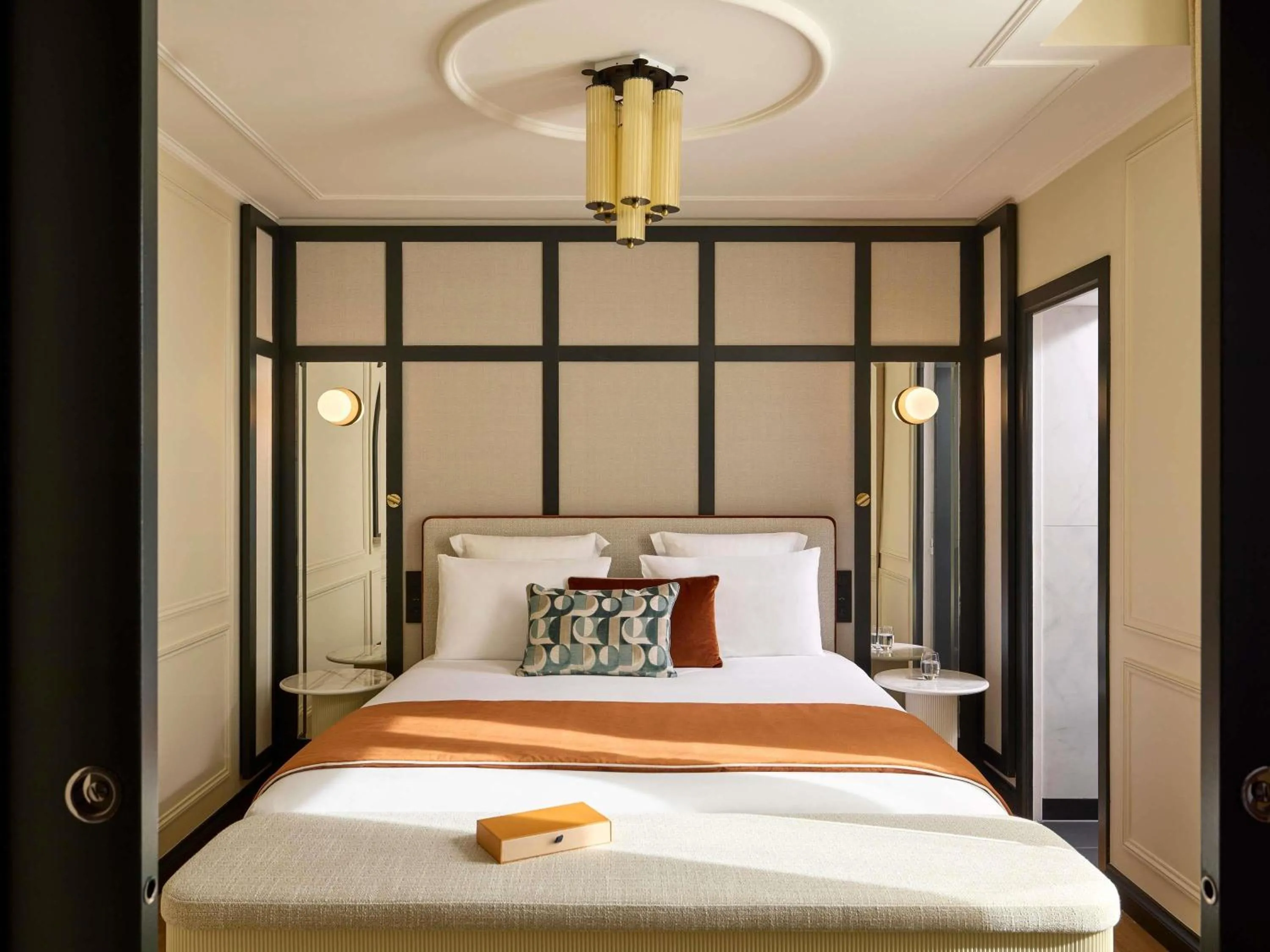 Bedroom, Bed in l'Echiquier Opéra Hotel Paris - MGallery Collection