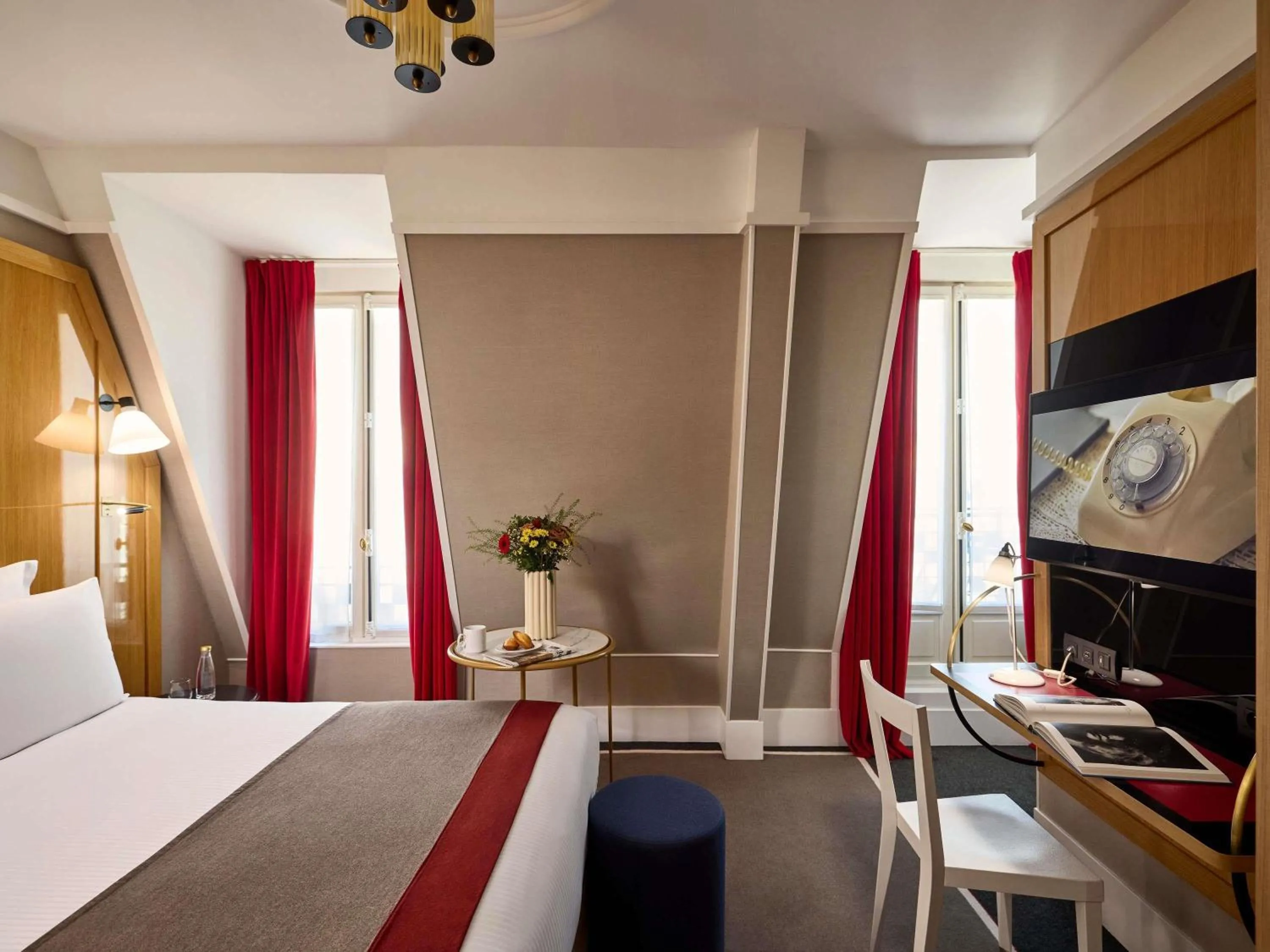 Bedroom, Bed in l'Echiquier Opéra Hotel Paris - MGallery Collection