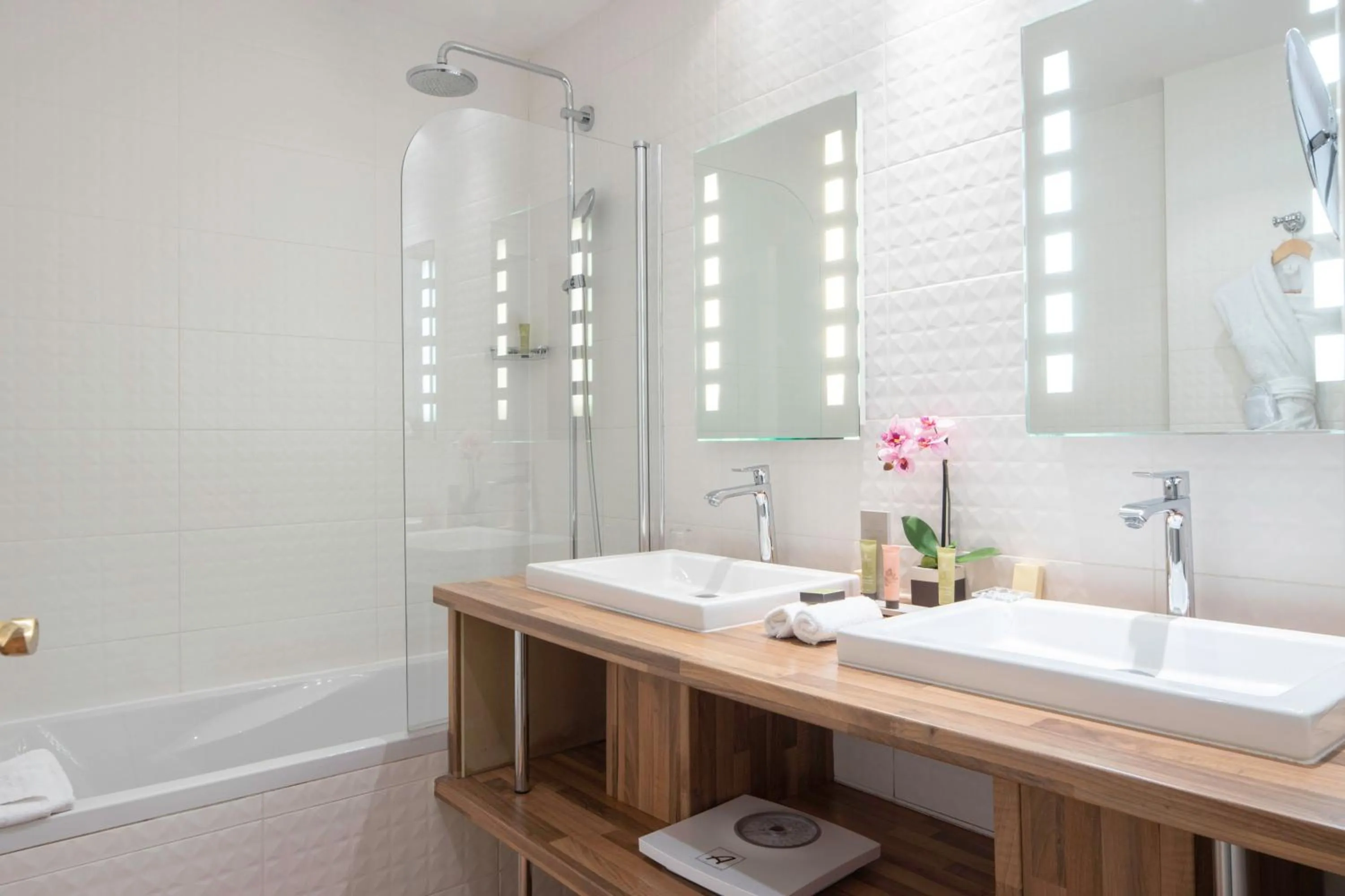 Bathroom in Bradford Elysées - Astotel