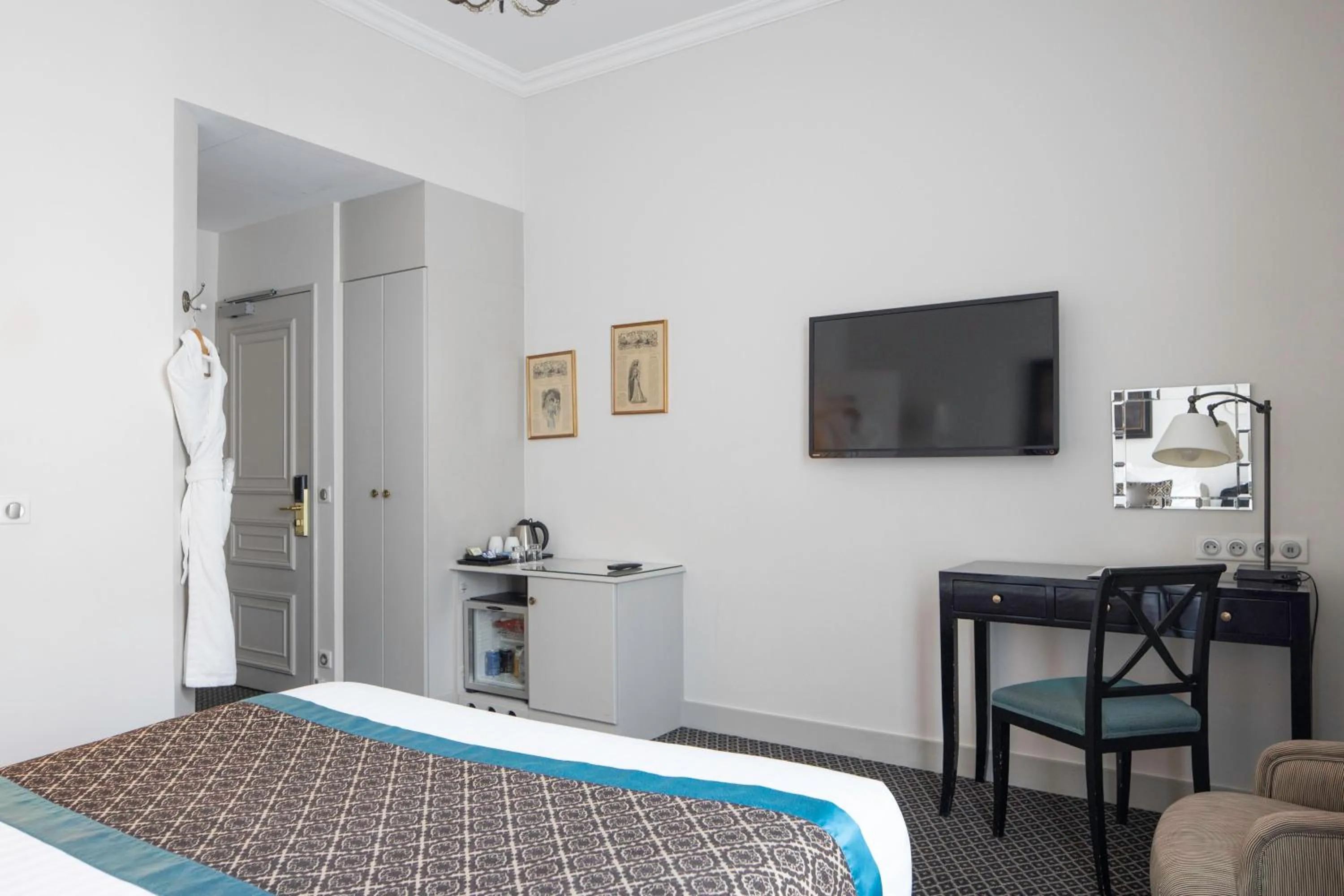 Photo of the whole room, Bed in Bradford Elysées - Astotel