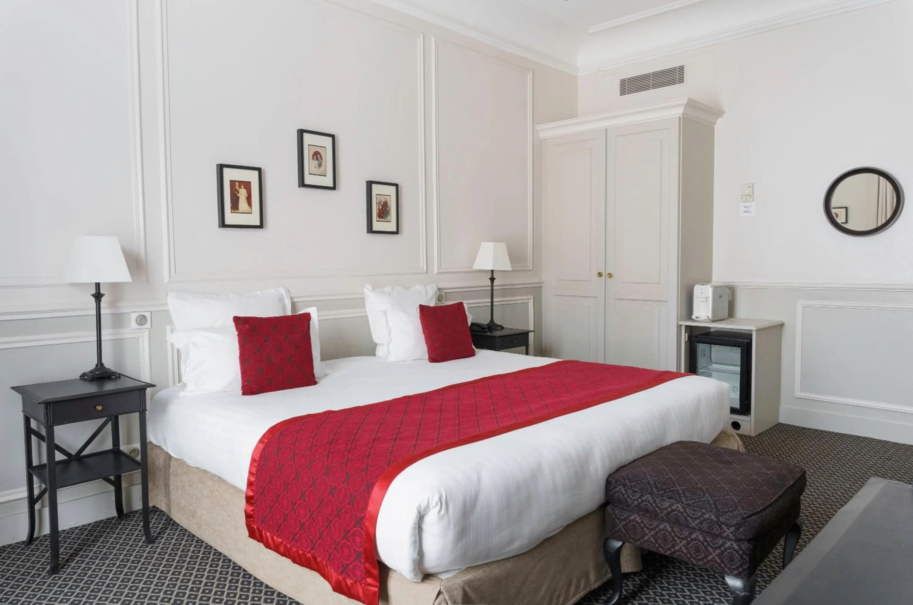 Photo of the whole room, Bed in Bradford Elysées - Astotel