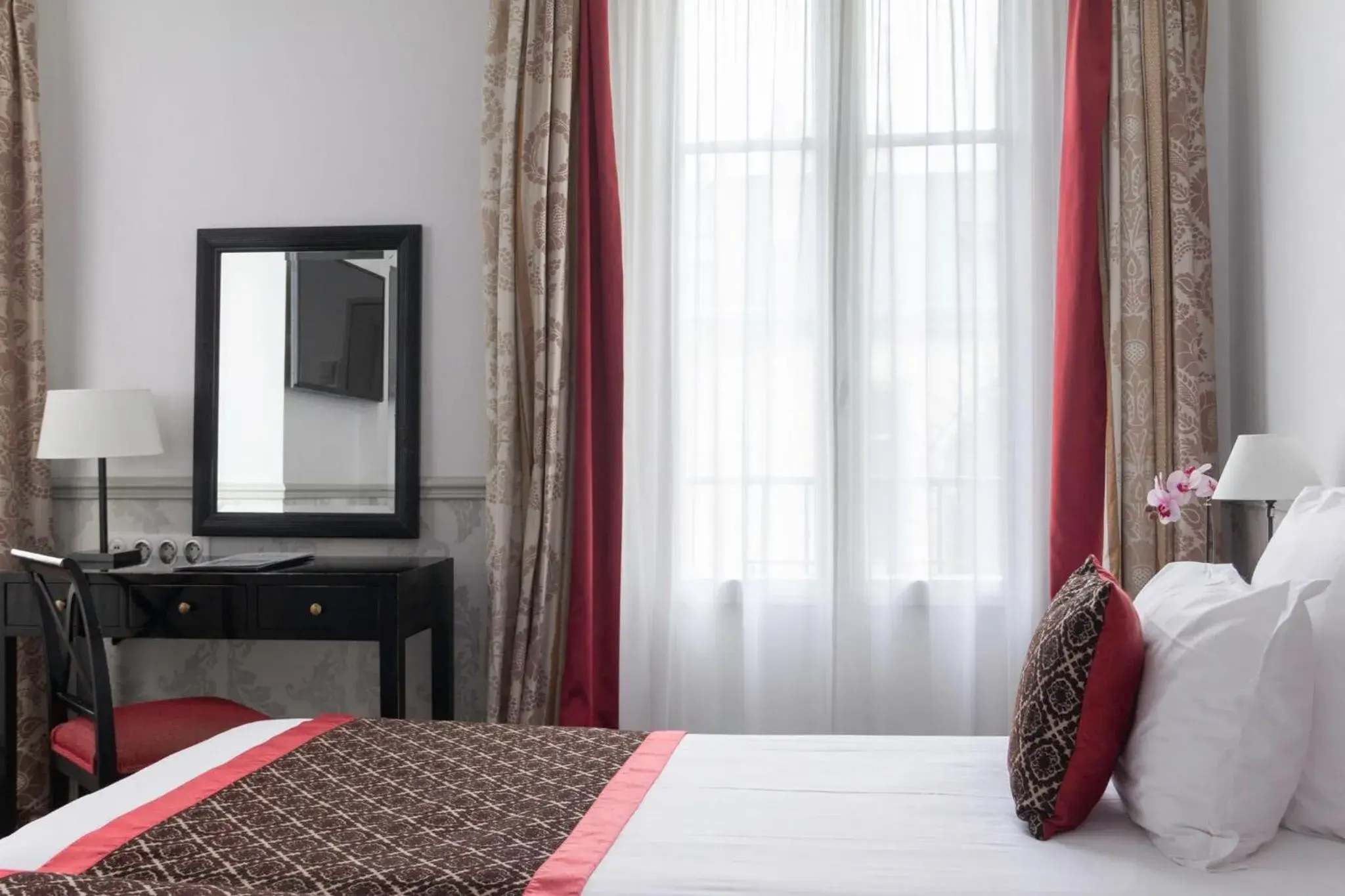 Photo of the whole room, Bed in Bradford Elysées - Astotel Photo of the whole room, Bed in Bradford Elysées - Astotel