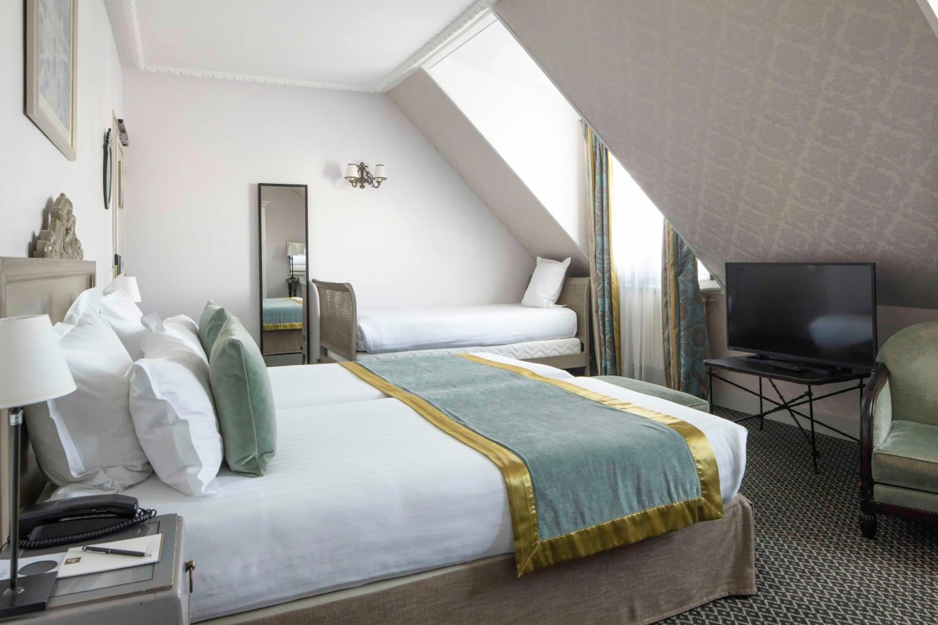 Bed in Bradford Elysées - Astotel