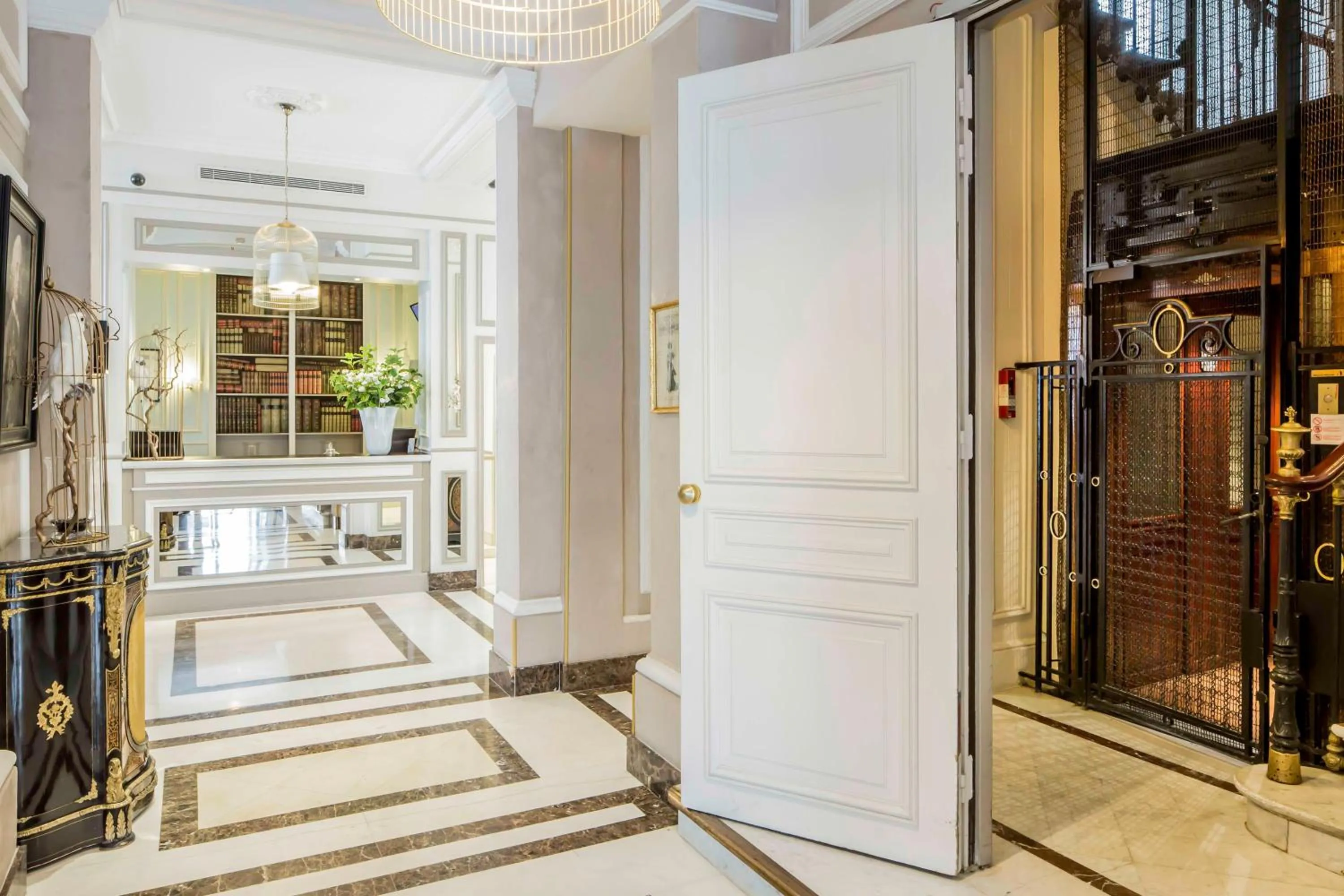 Lobby or reception in Bradford Elysées - Astotel