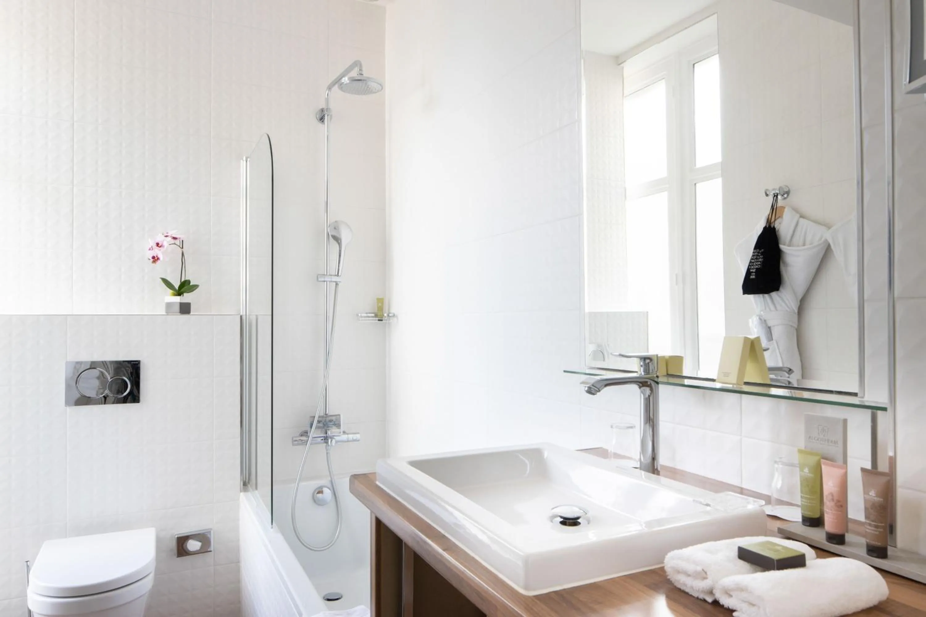 Bathroom in Bradford Elysées - Astotel