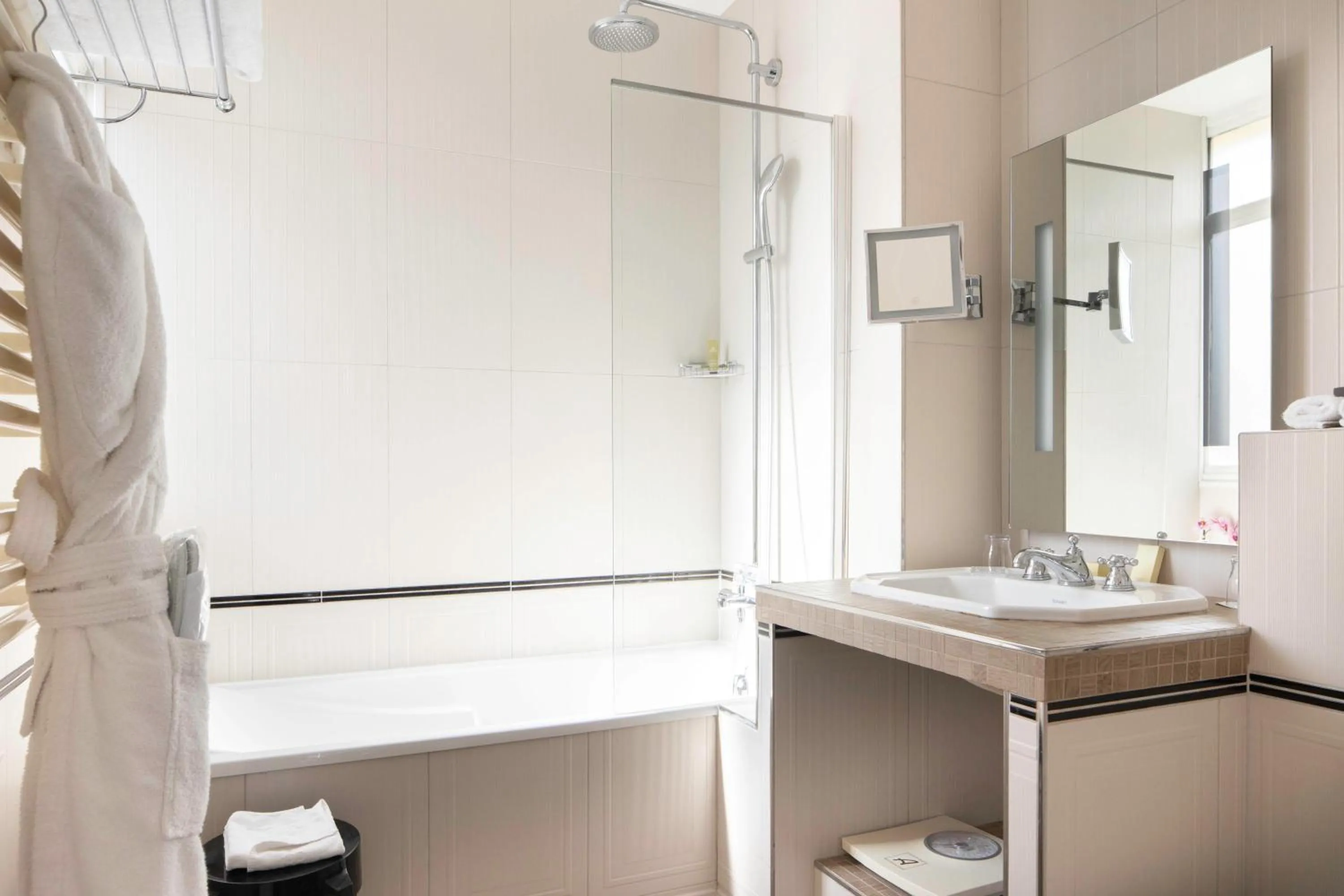 Bathroom in Bradford Elysées - Astotel