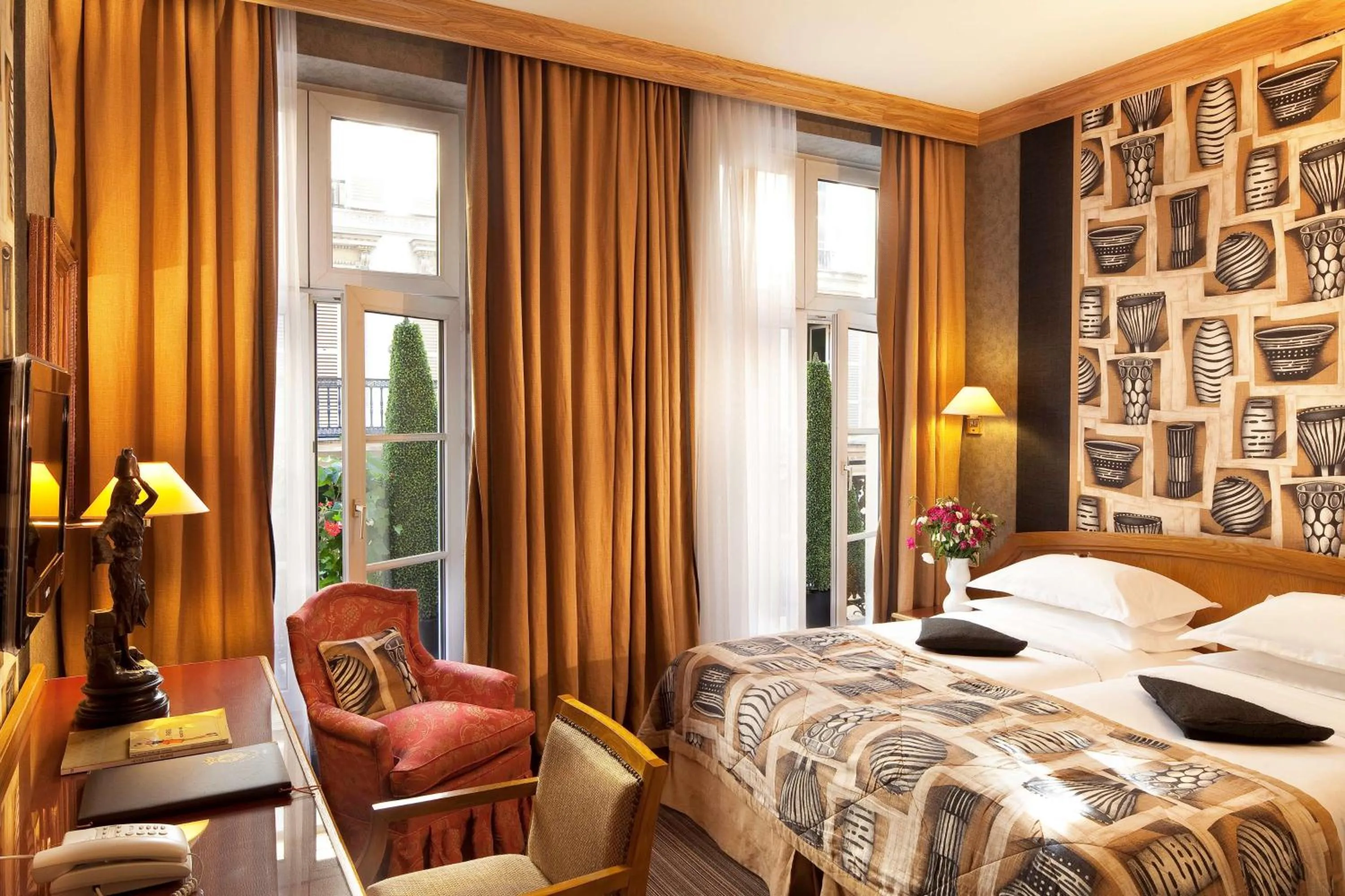 Photo of the whole room, Bed in Hôtel Horset Opéra, Best Western Premier Collection