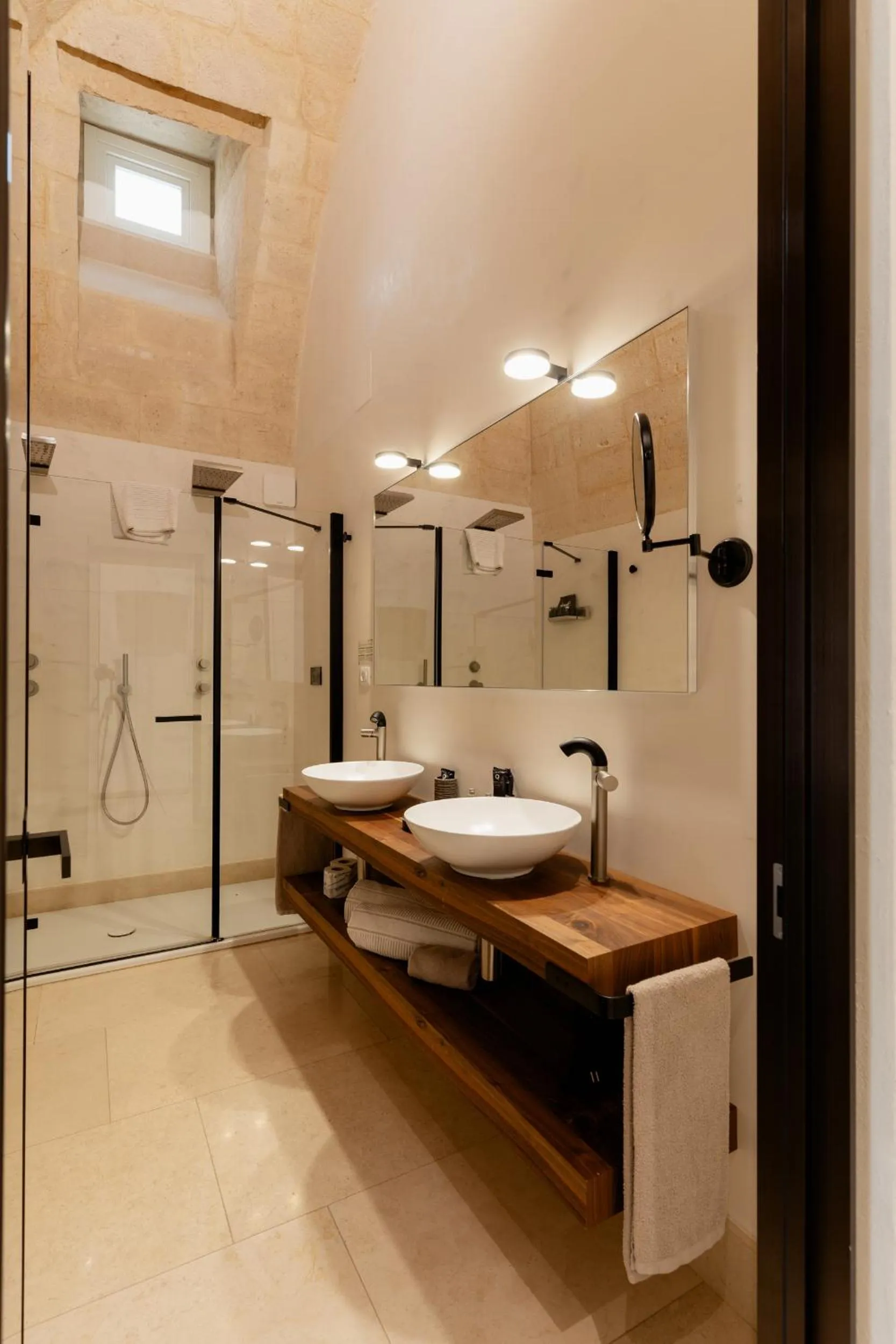 Shower in BV Quarry Matera