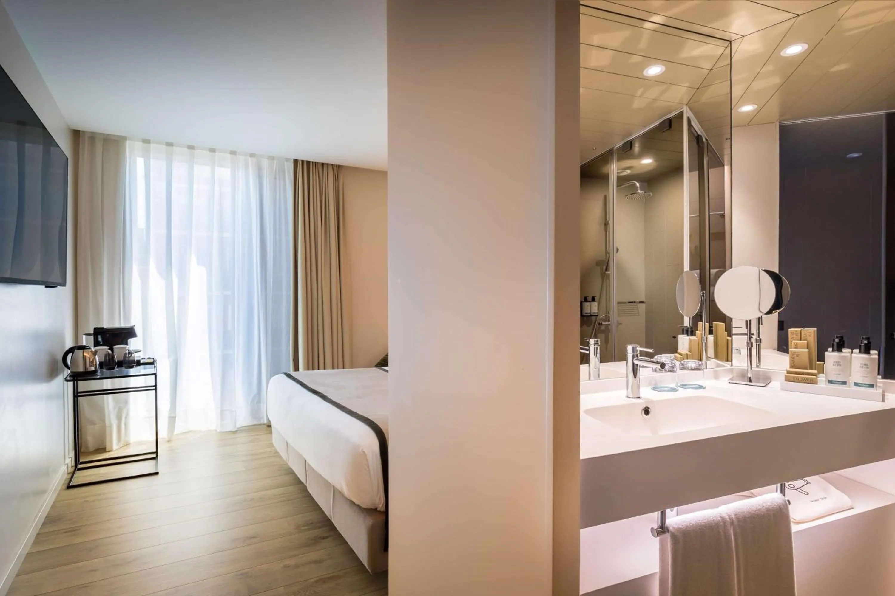 Bathroom, Bed in Occidental Barcelona 1929