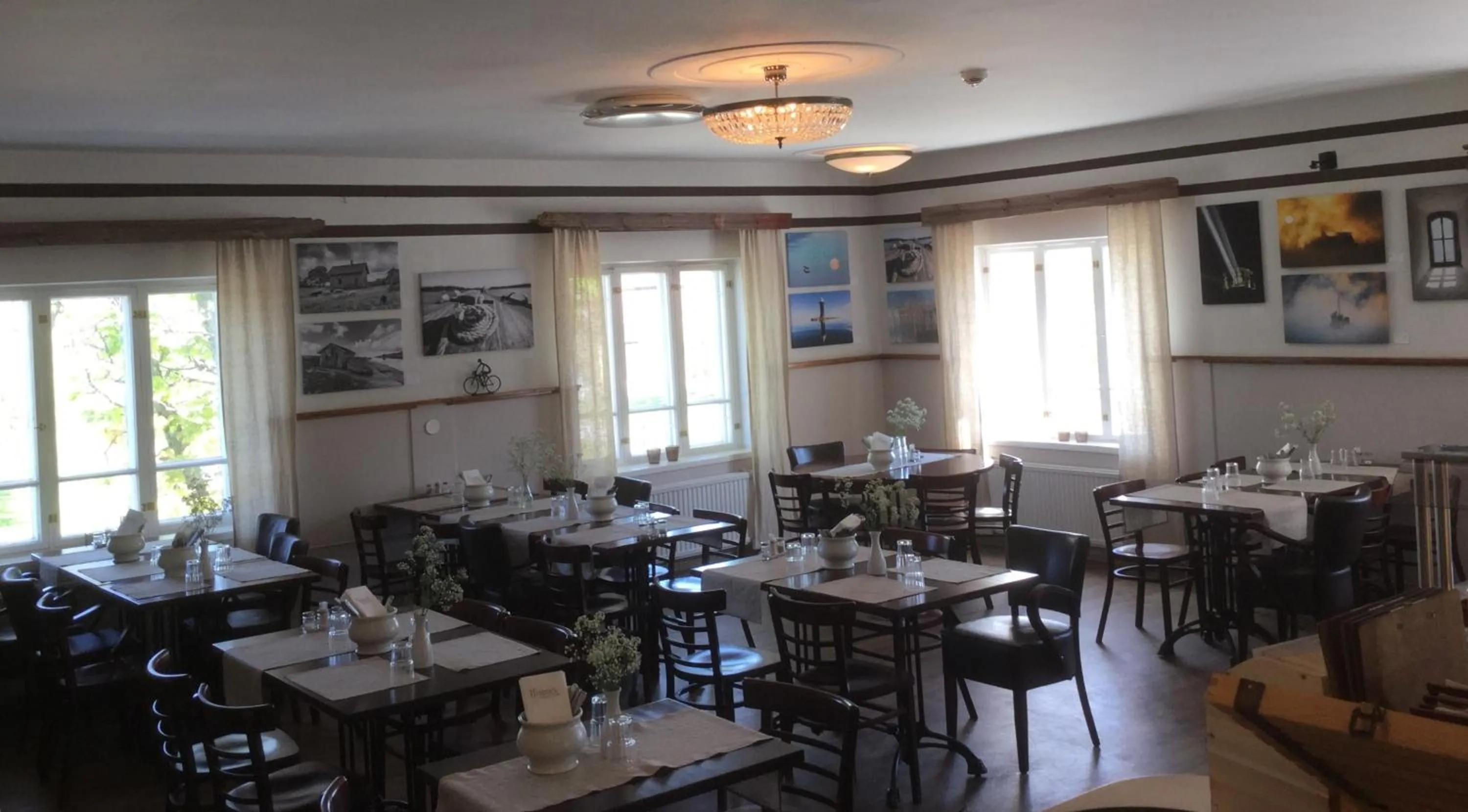 Restaurant/places to eat in Hjalmar’s Hotel