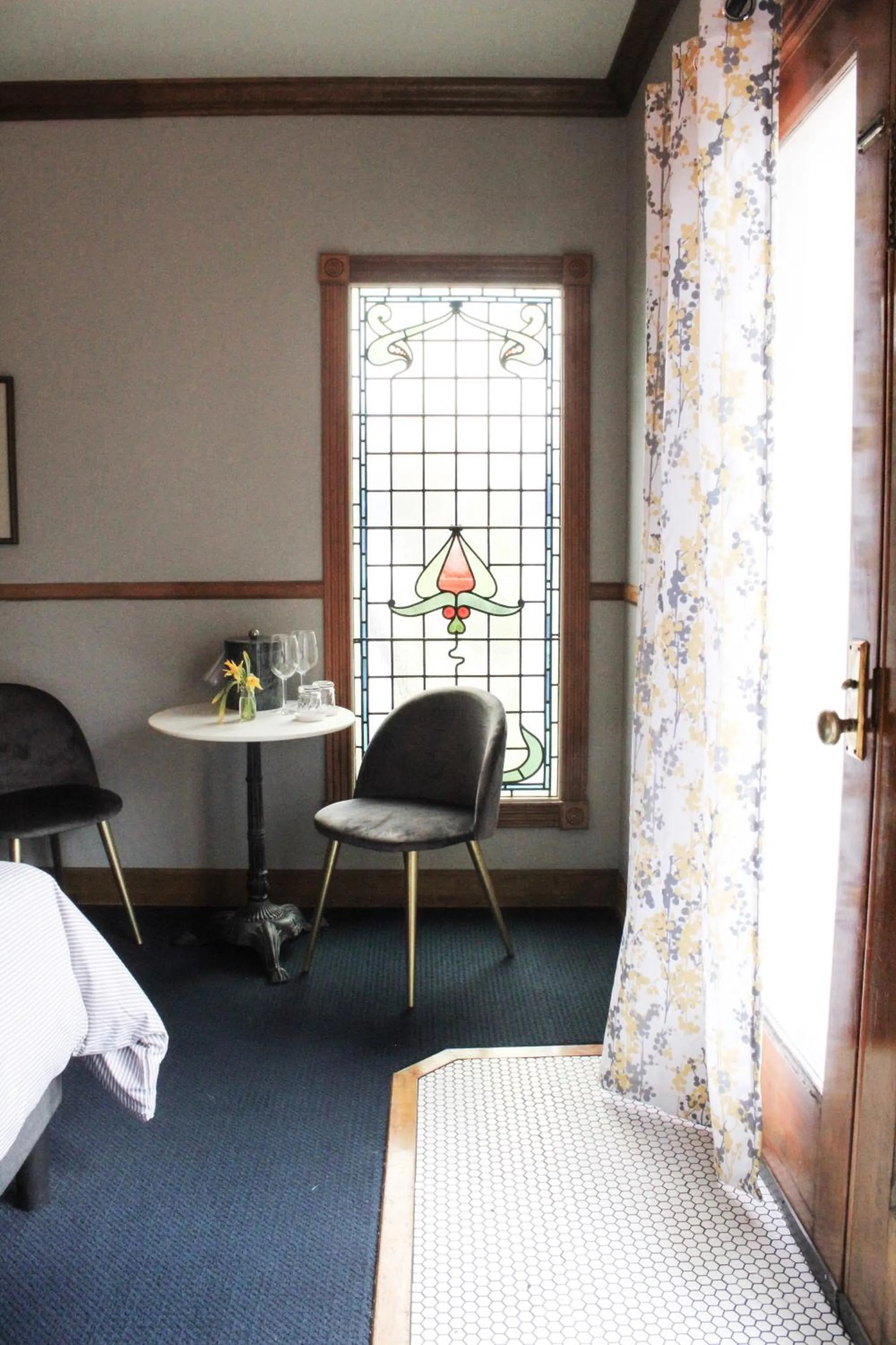 Seating area, Bed in Shelburne Hotel