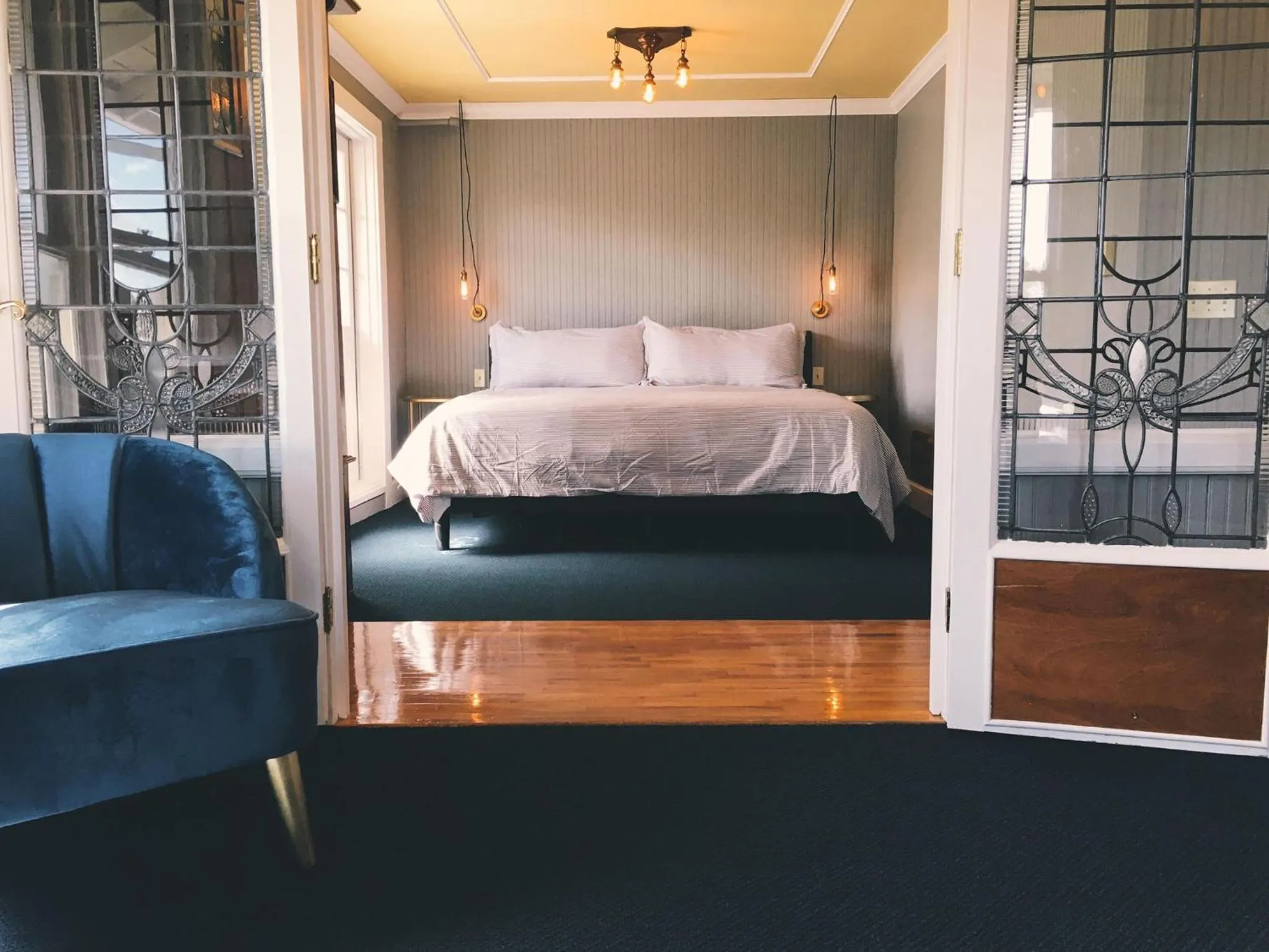 Photo of the whole room, Bed in Shelburne Hotel