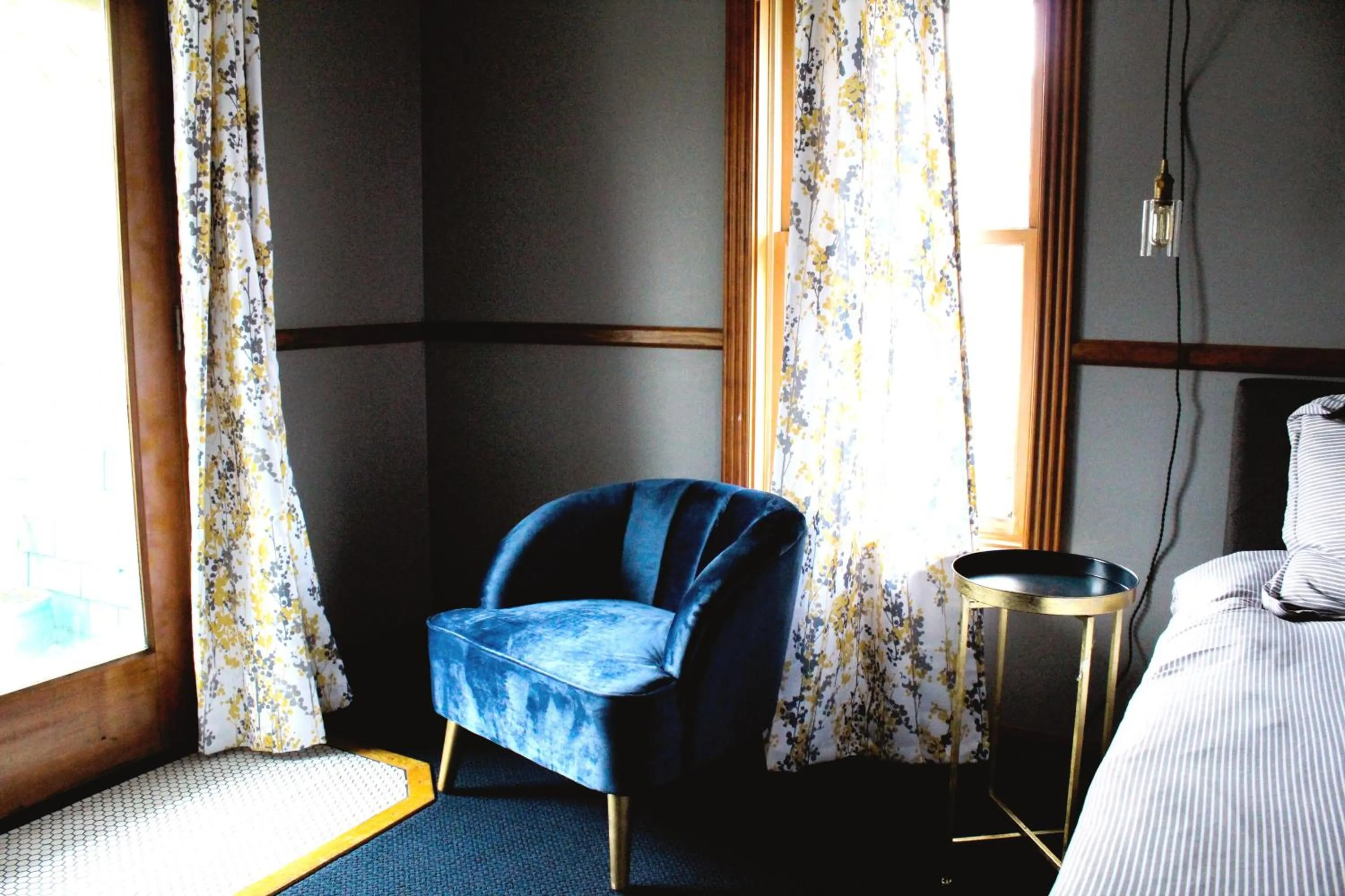 Seating area, Bed in Shelburne Hotel