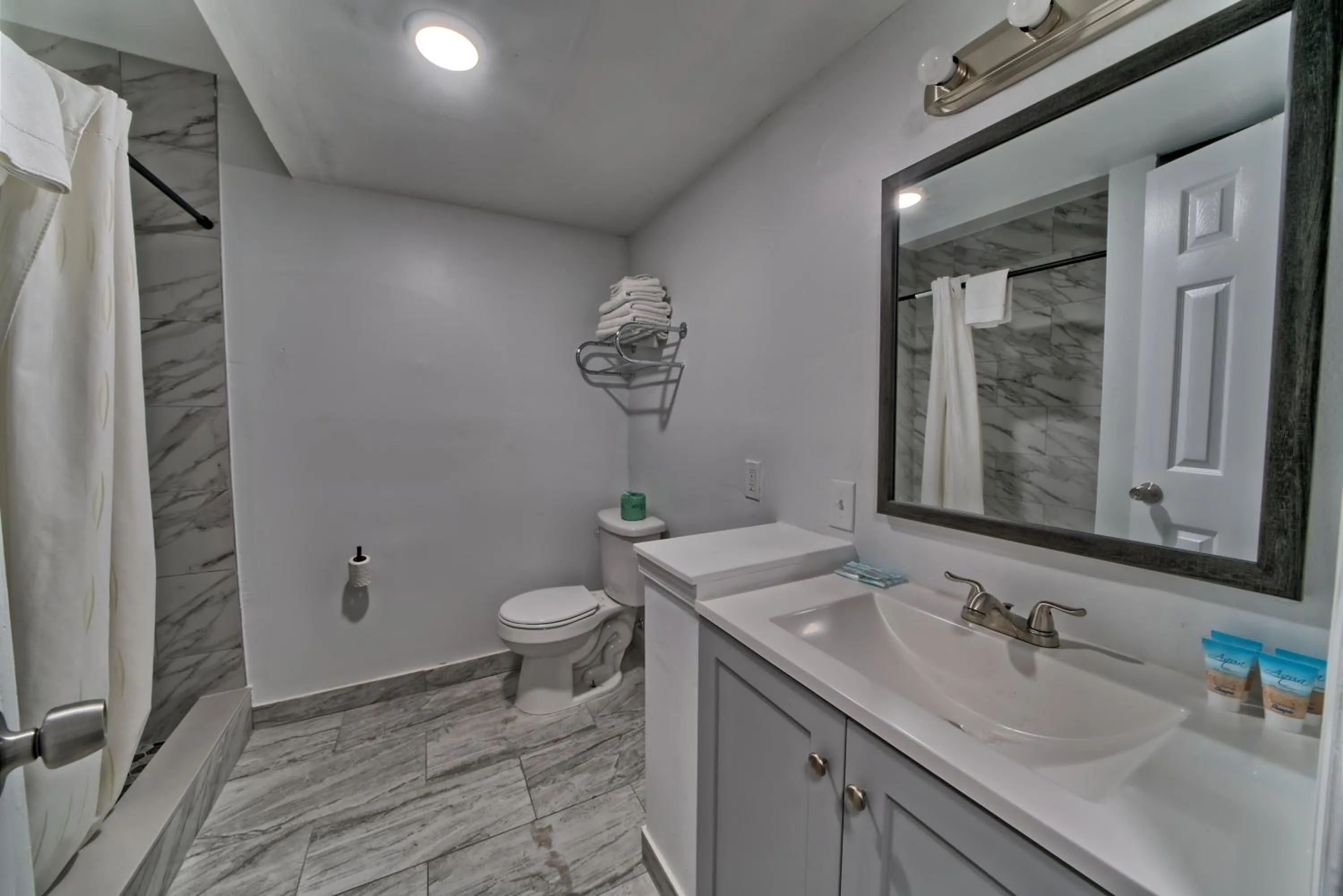 Shower in Aqua View Motel