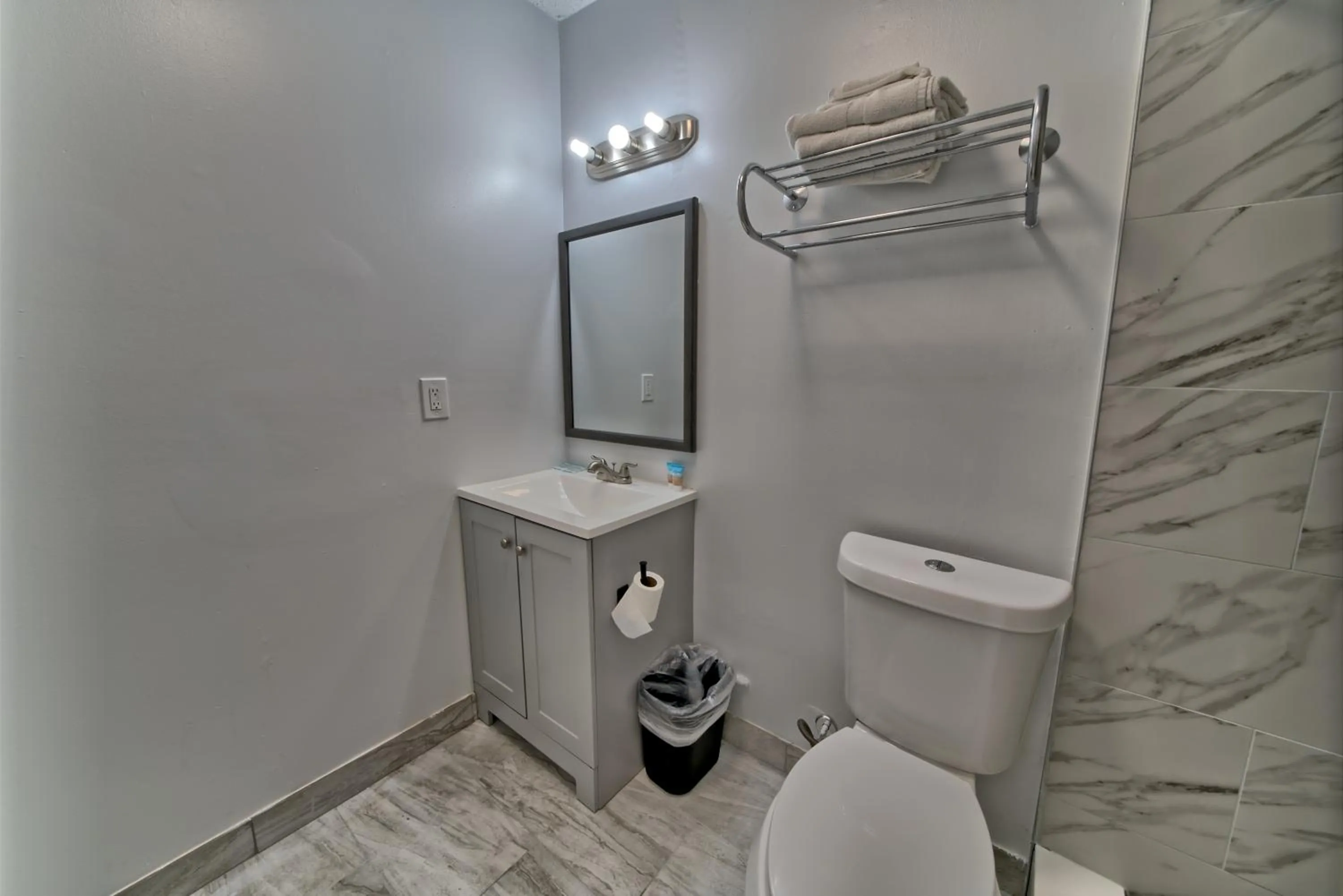 Bathroom in Aqua View Motel