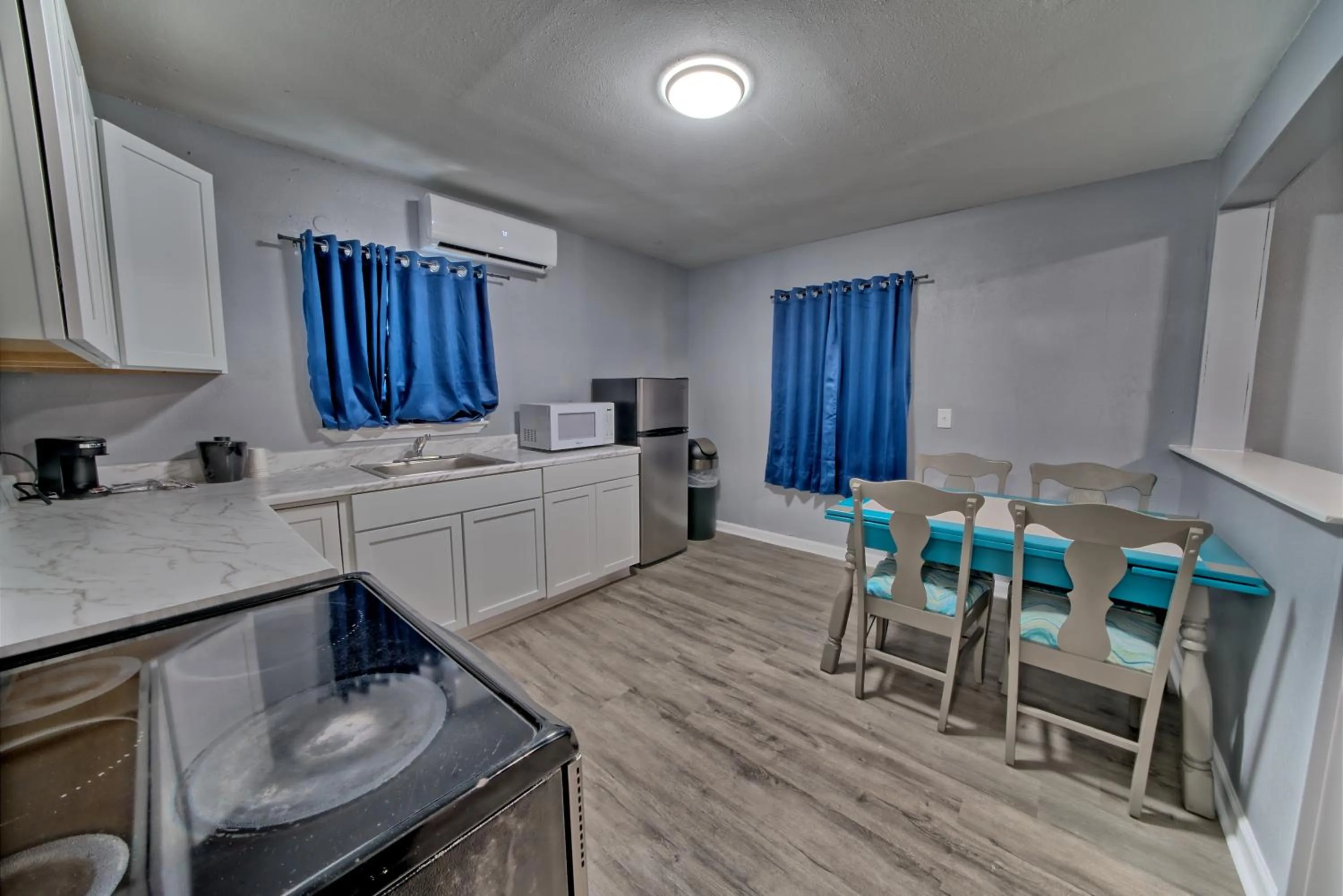 Kitchen or kitchenette in Aqua View Motel