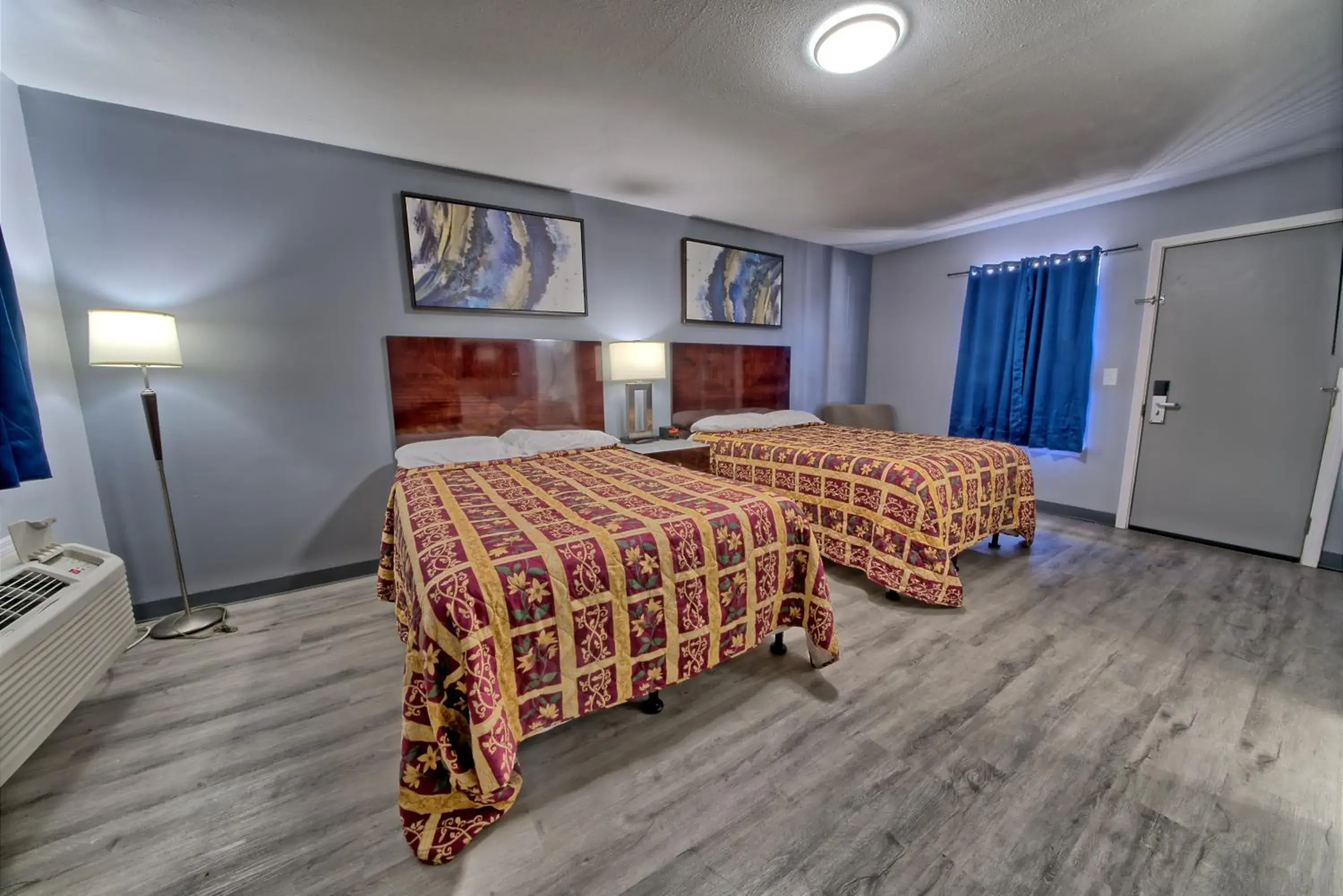 Bed in Aqua View Motel Bed in Aqua View Motel