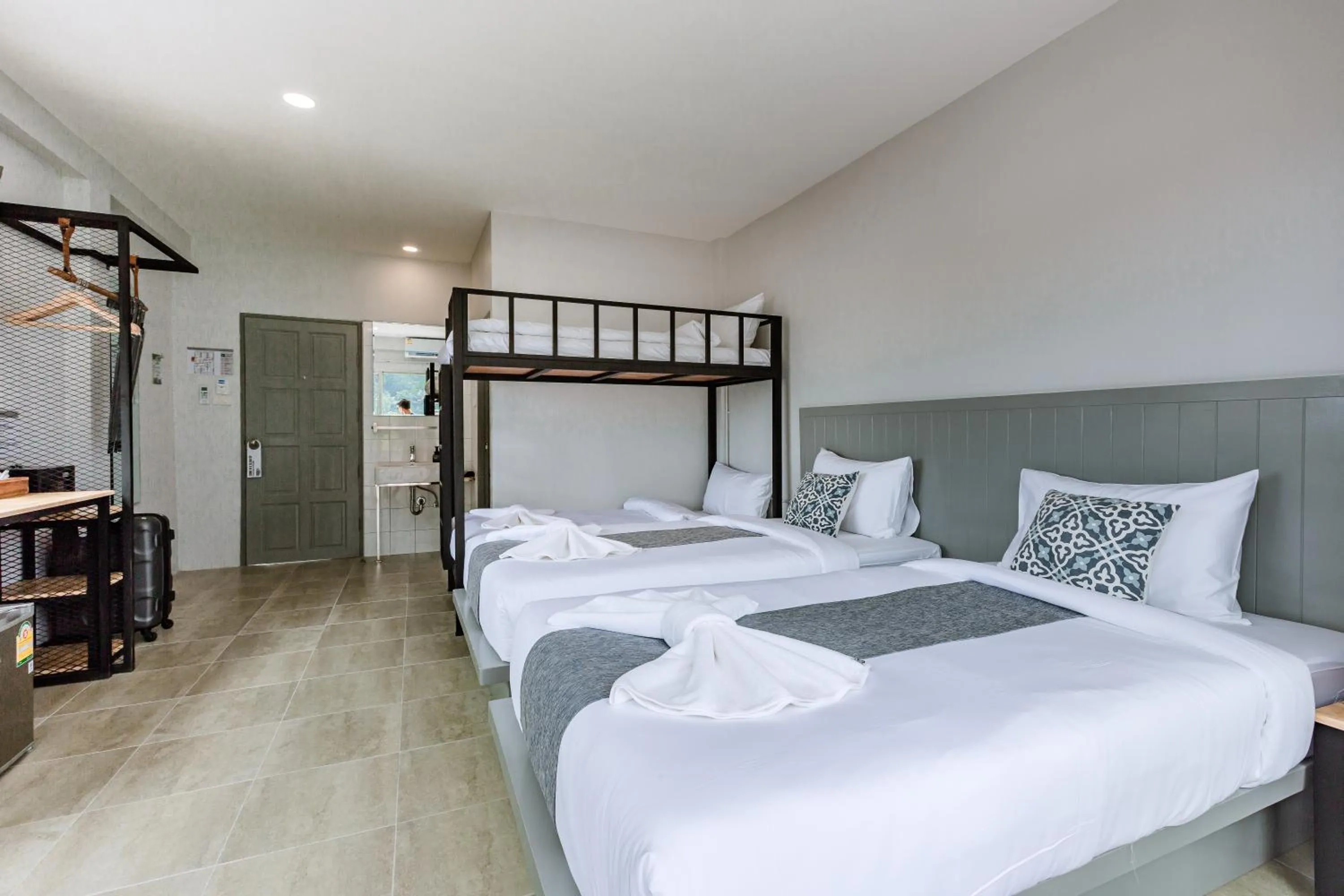 Photo of the whole room, Bed in Monotel Aonang