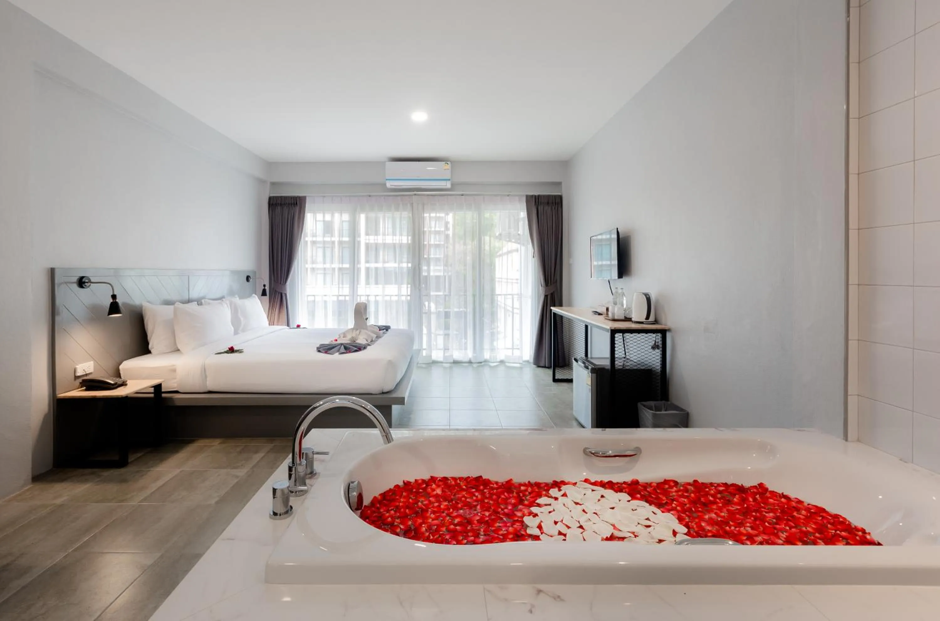 Photo of the whole room, Bed in Monotel Aonang