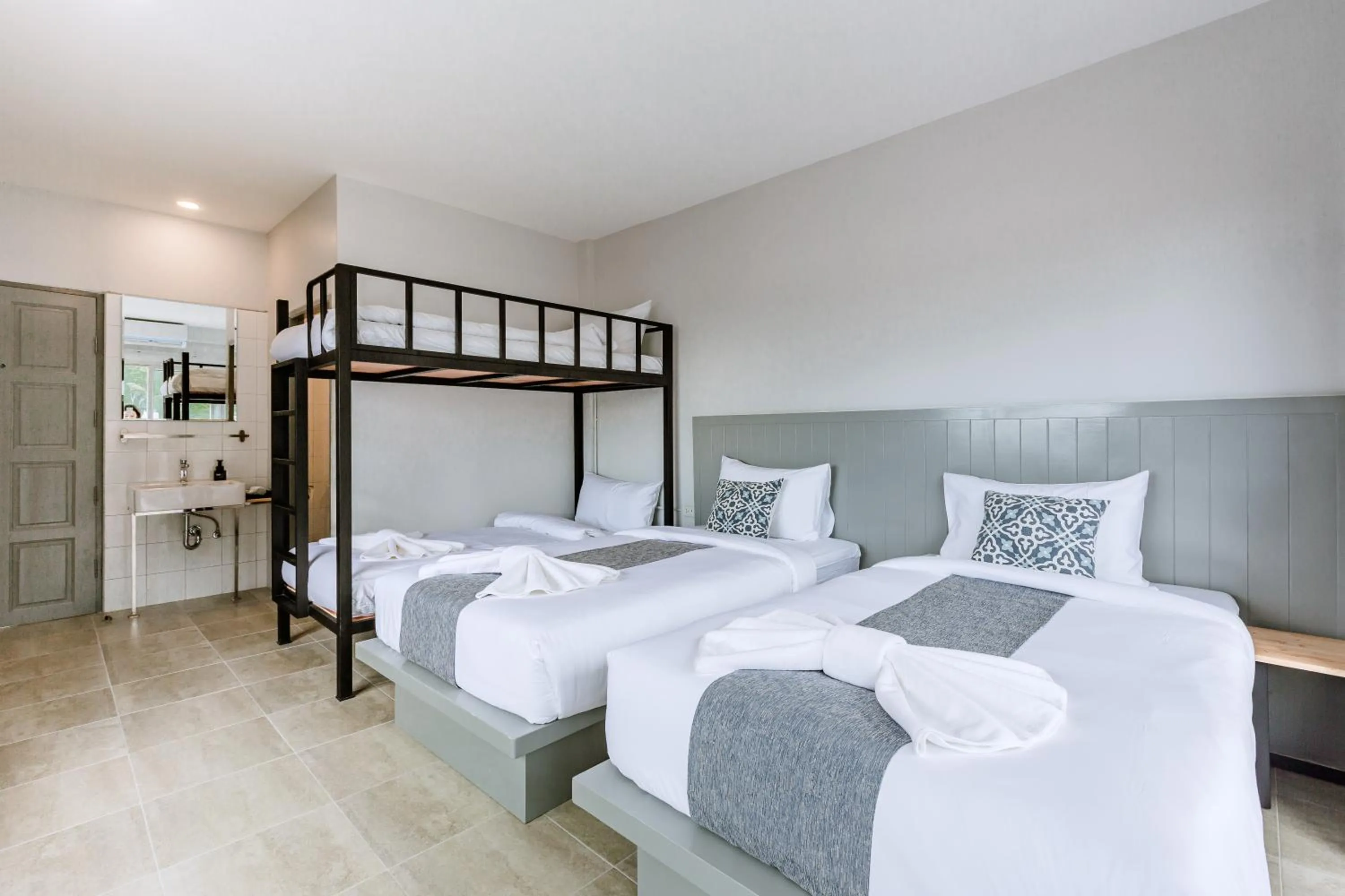 Bed in Monotel Aonang