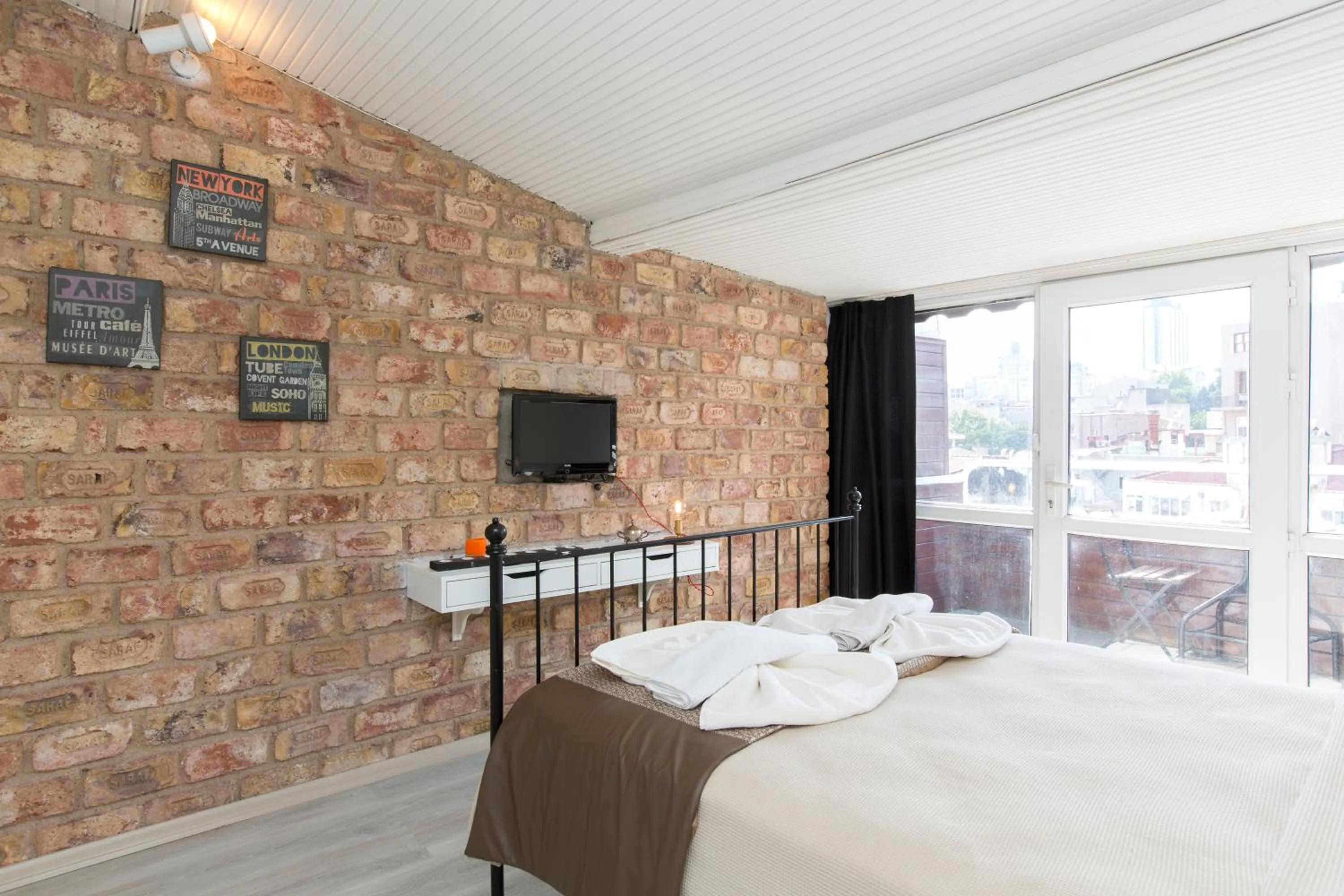 TV and multimedia, Bed in Antique Boutique