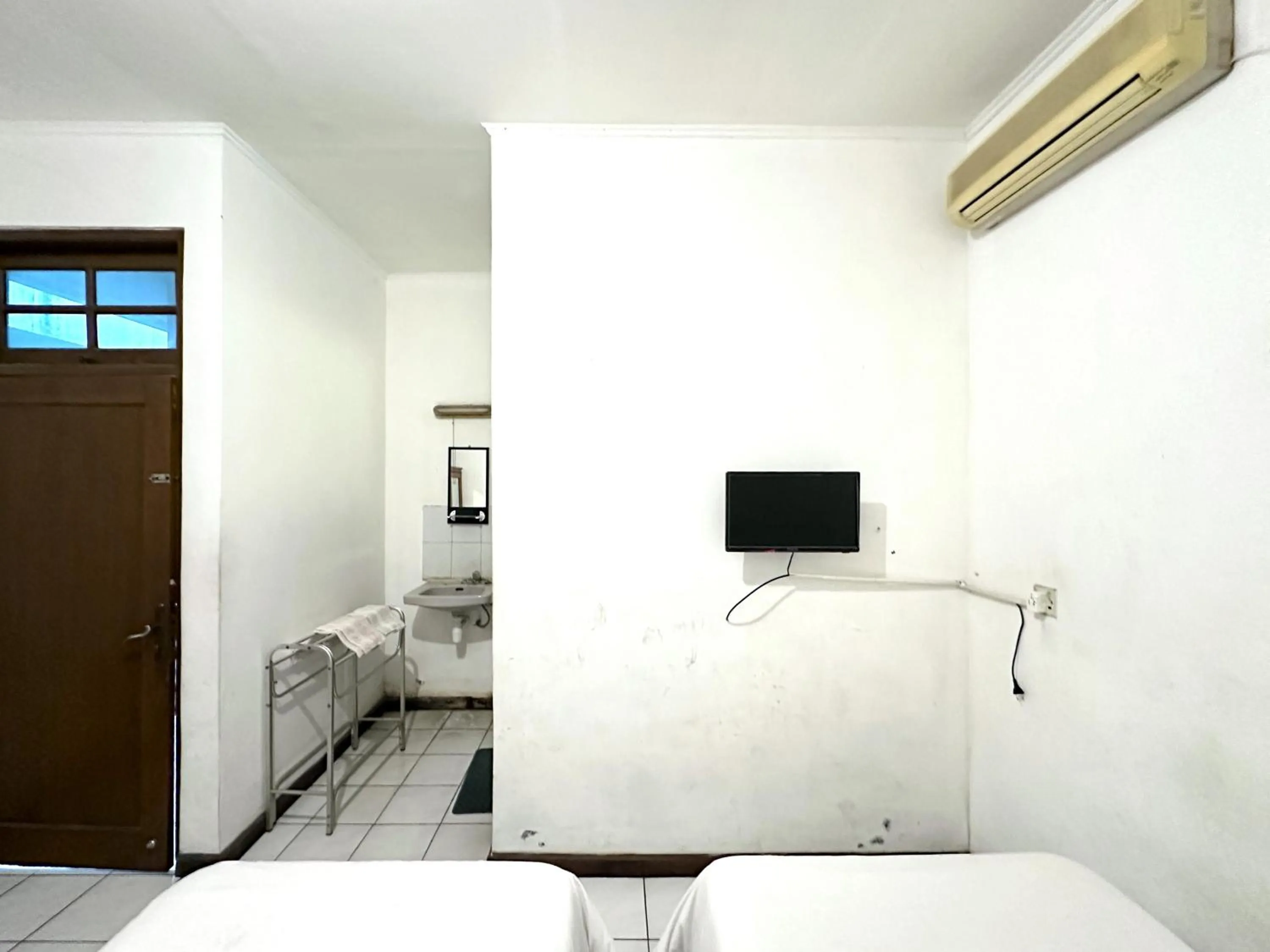 Bedroom, Bed in Hotel Dewi Sri Prawirotaman RedPartner