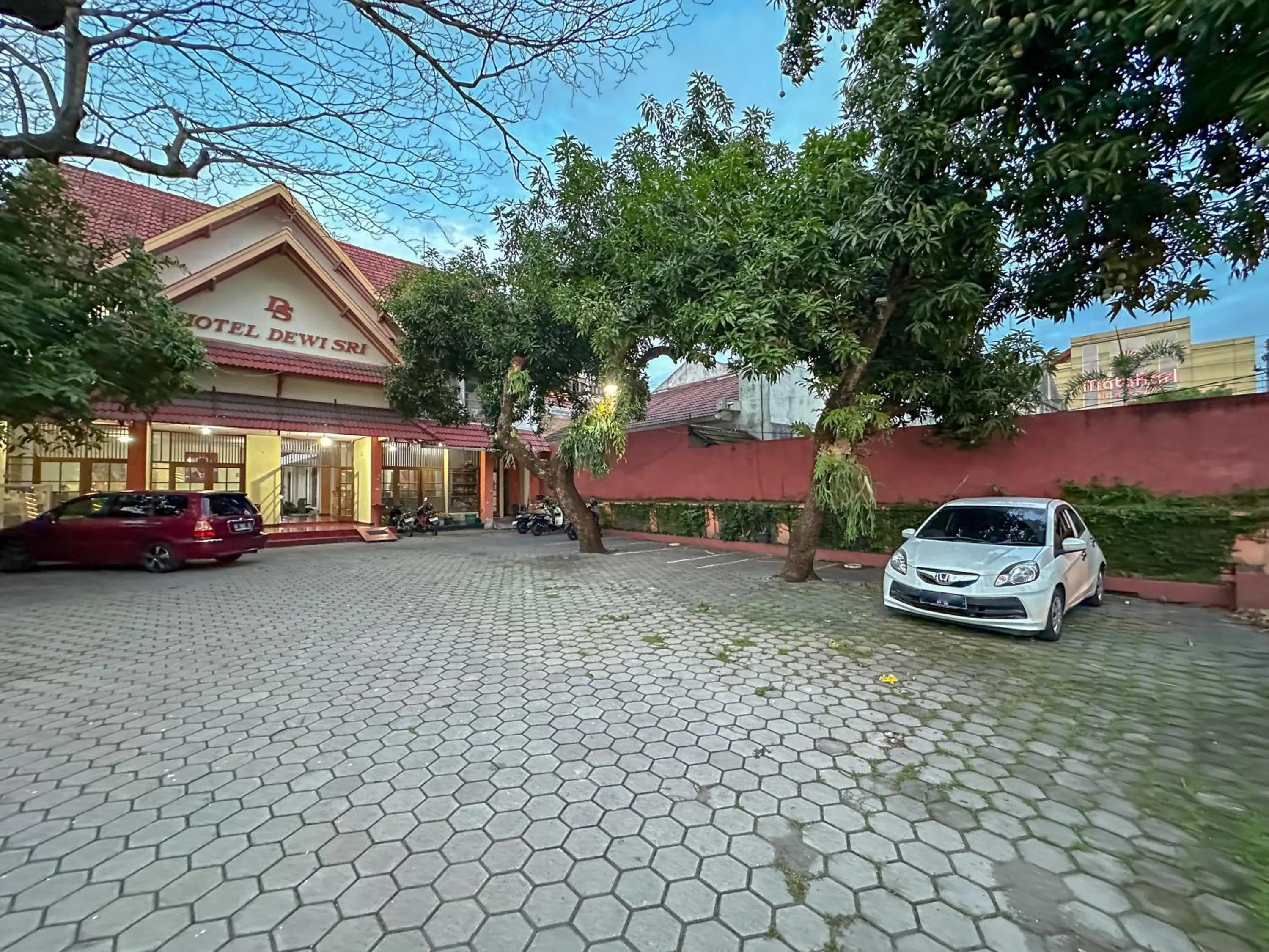 Parking in Hotel Dewi Sri Prawirotaman RedPartner