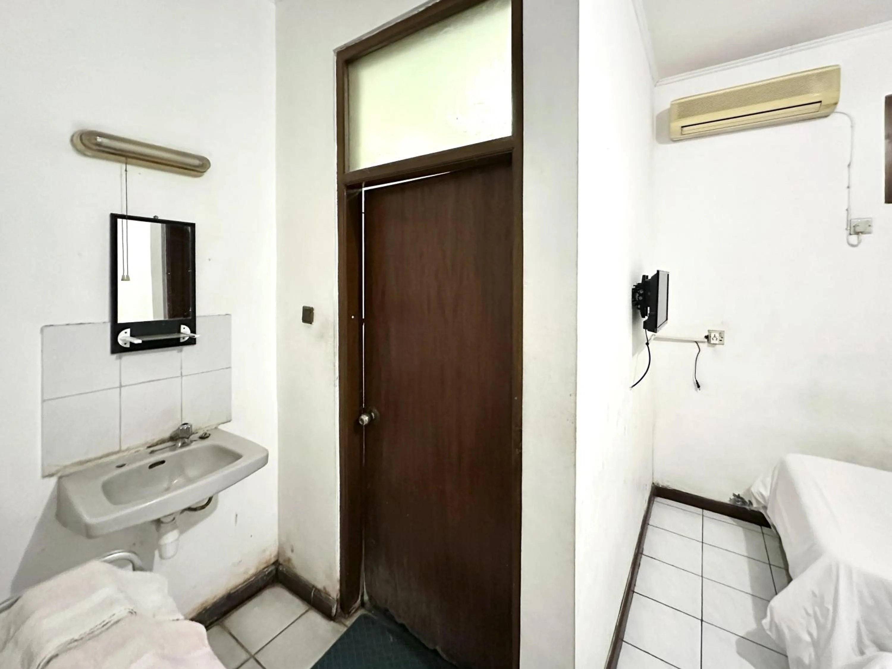 Bedroom, Bed in Hotel Dewi Sri Prawirotaman RedPartner