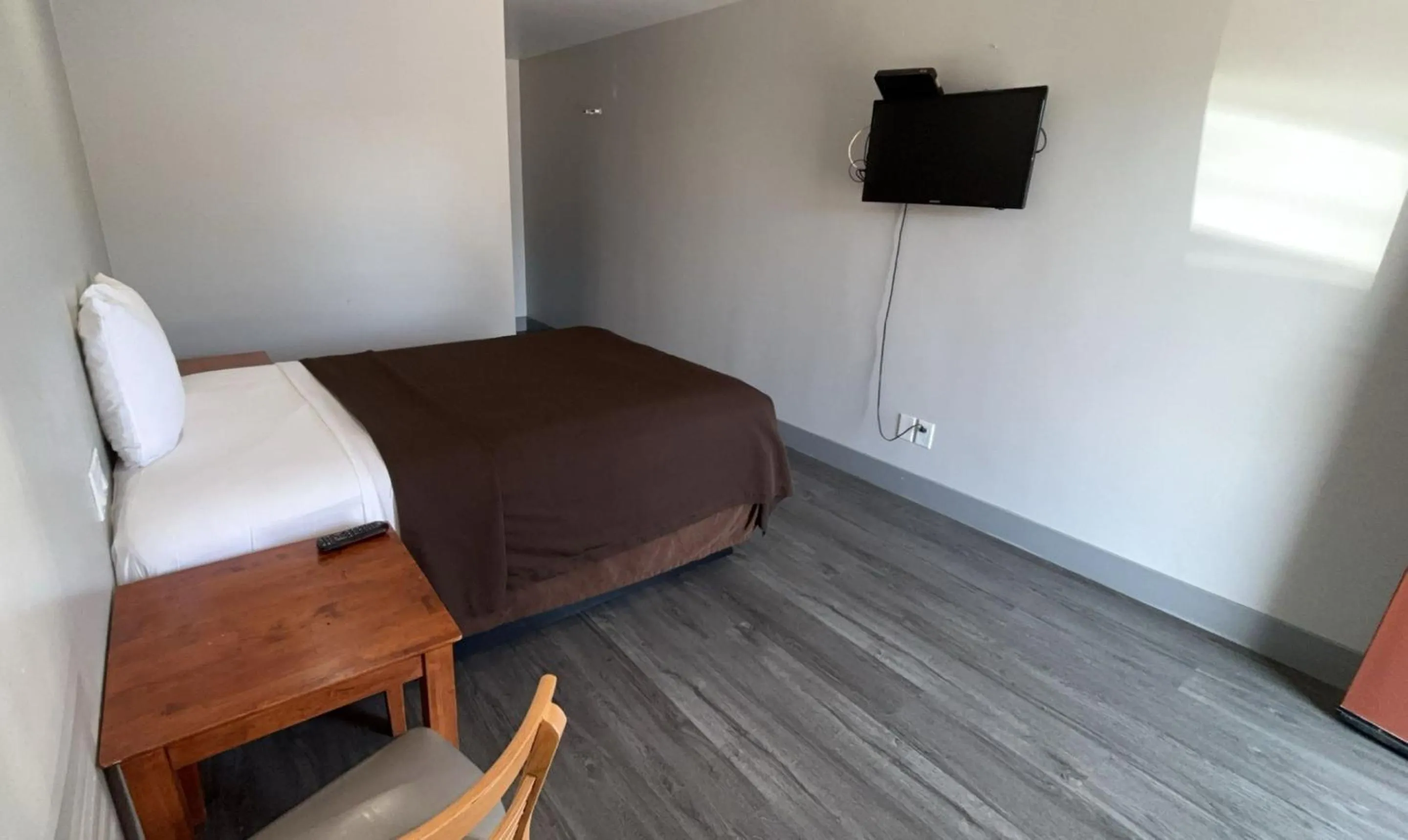 Queen Bed Non-Smoking in 6 Rivers Motel Fortuna near Hwy 101