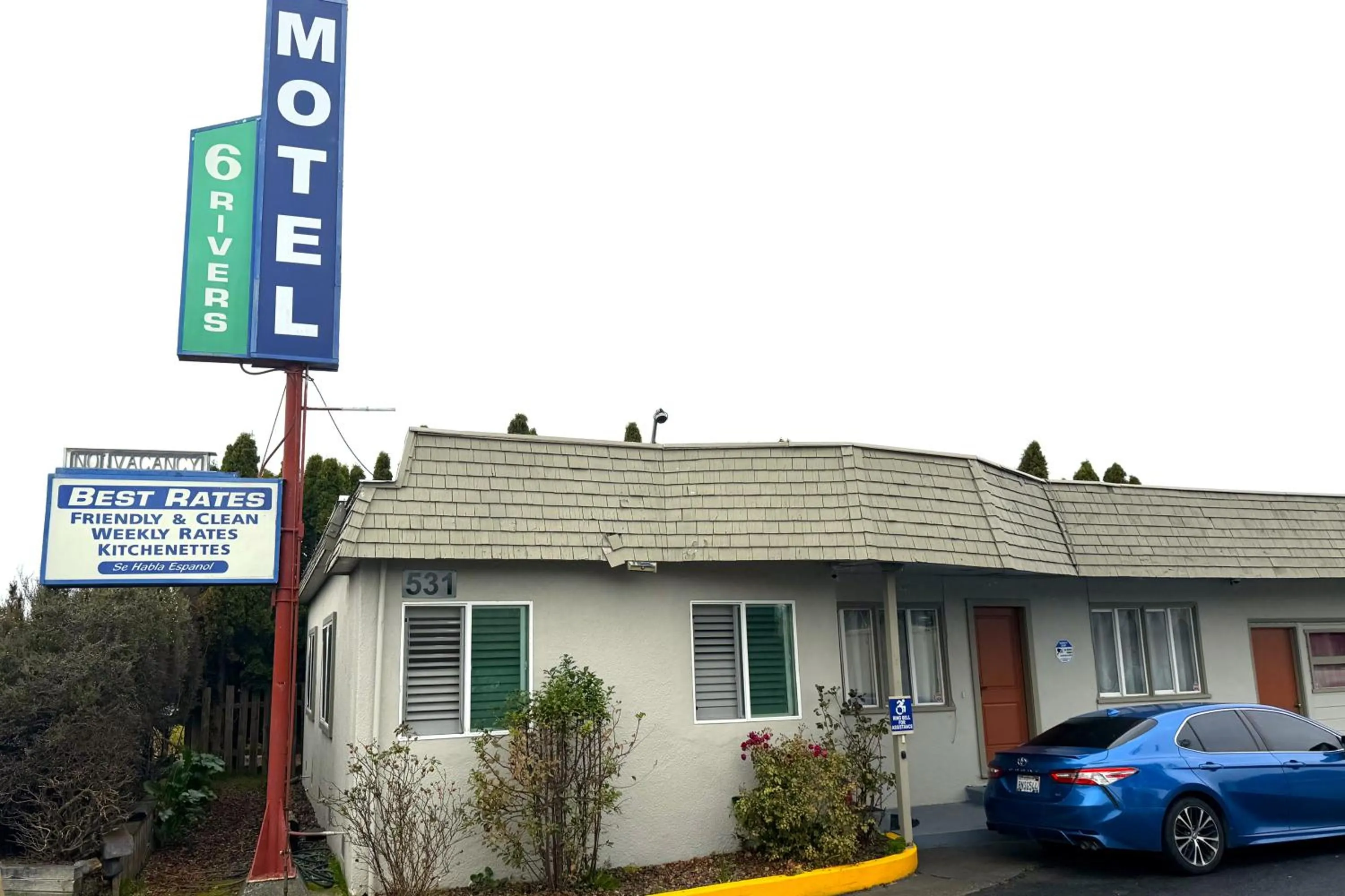 Facade/entrance in 6 Rivers Motel Fortuna near Hwy 101