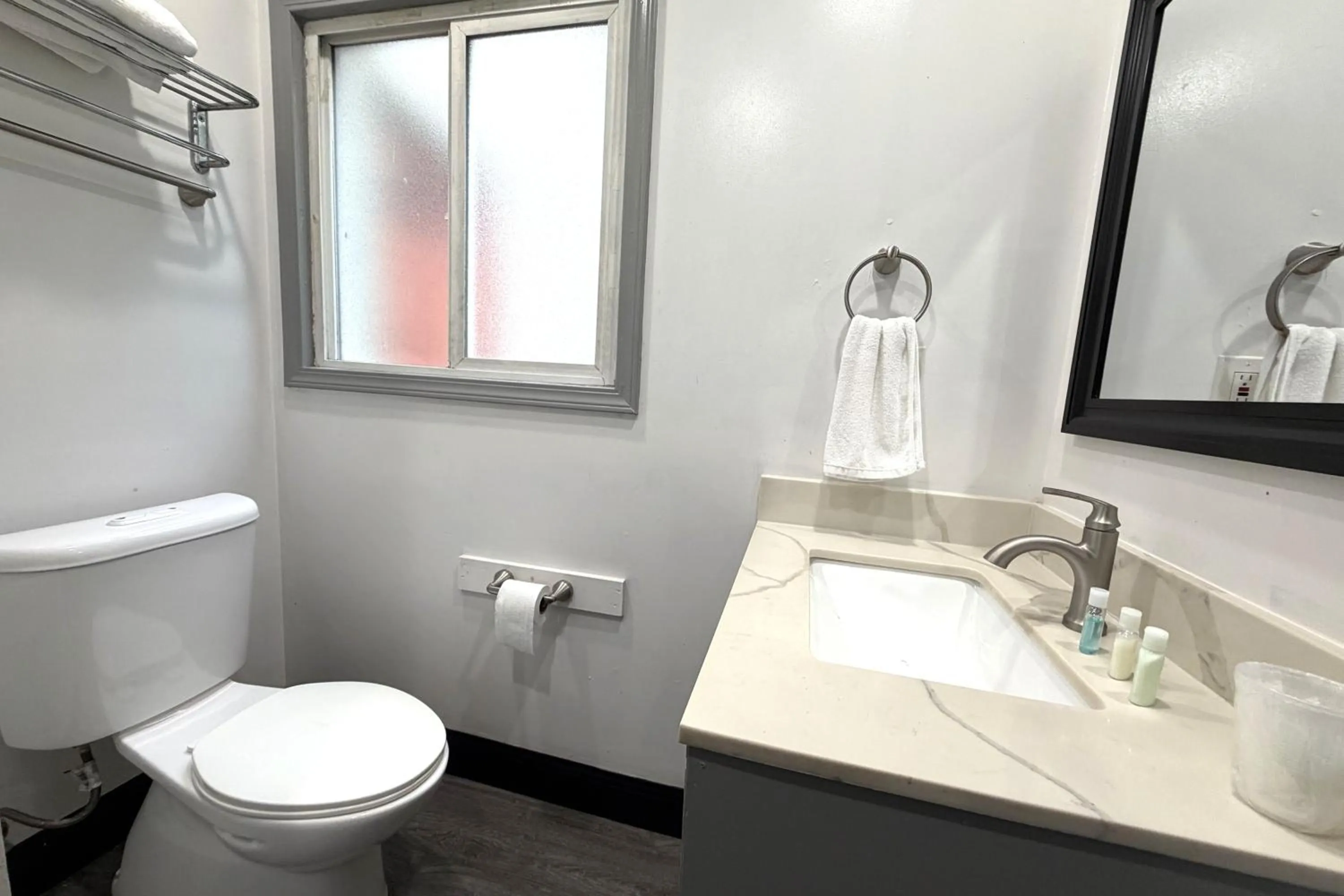 Bathroom in 6 Rivers Motel Fortuna near Hwy 101