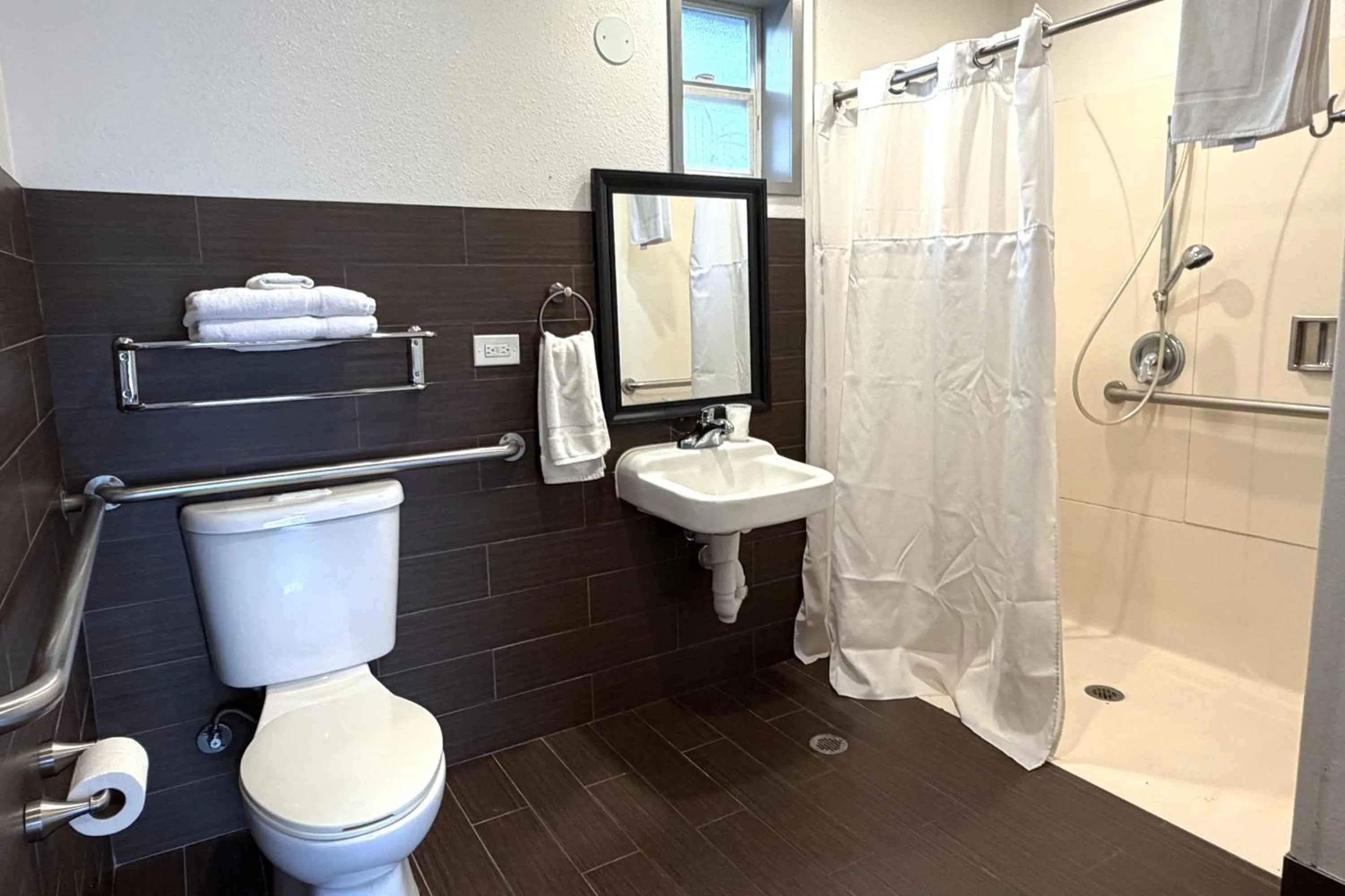 Bathroom in 6 Rivers Motel Fortuna near Hwy 101